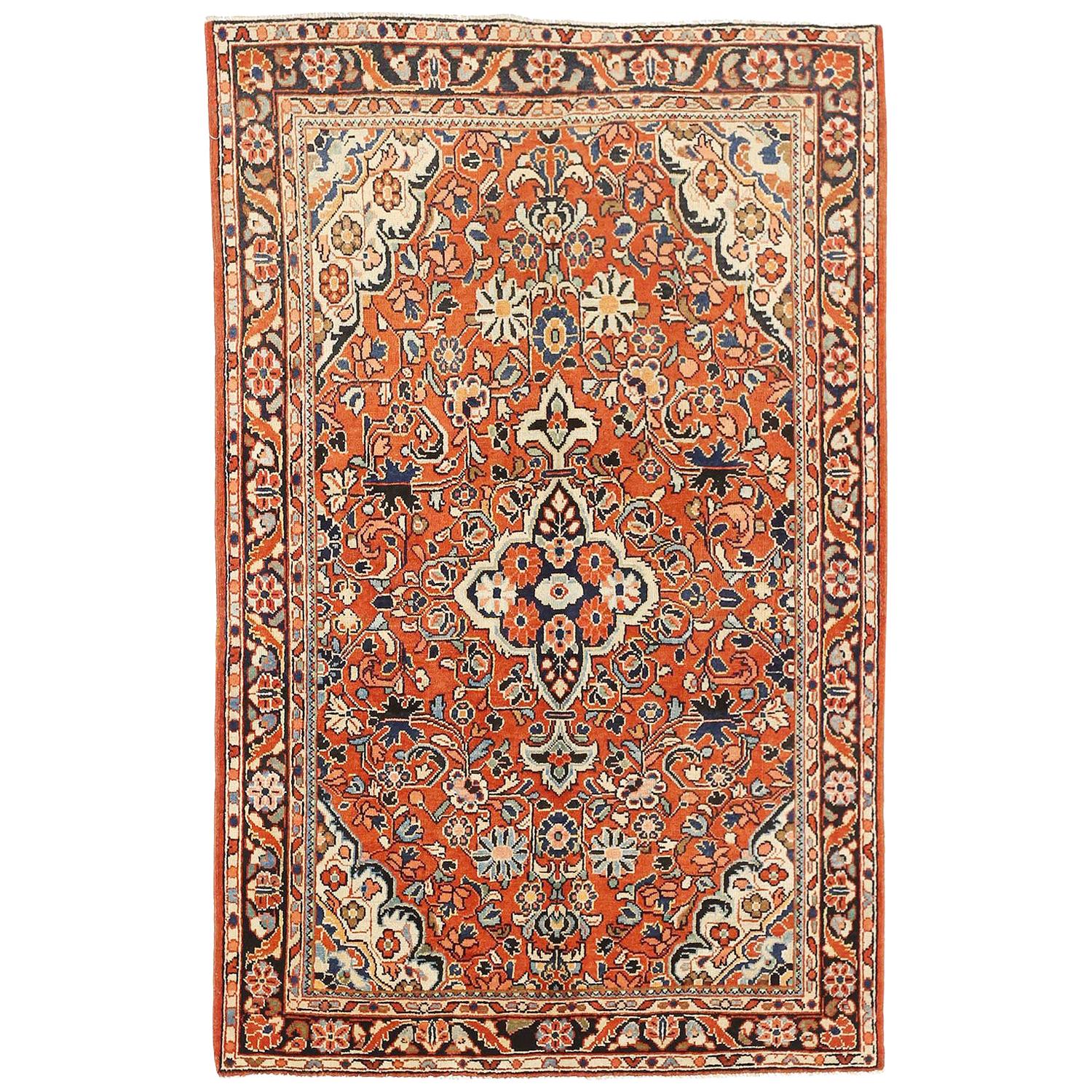 Tapis persan antique Mahal avec détails floraux bleus et blancs sur fond rouille