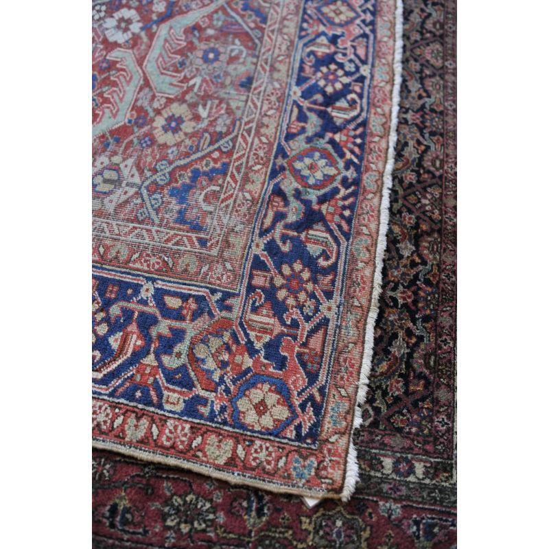 Antiker persischer Mahal-Teppich mit geometrischem Blumenmuster, um 1925-1935 (20. Jahrhundert) im Angebot