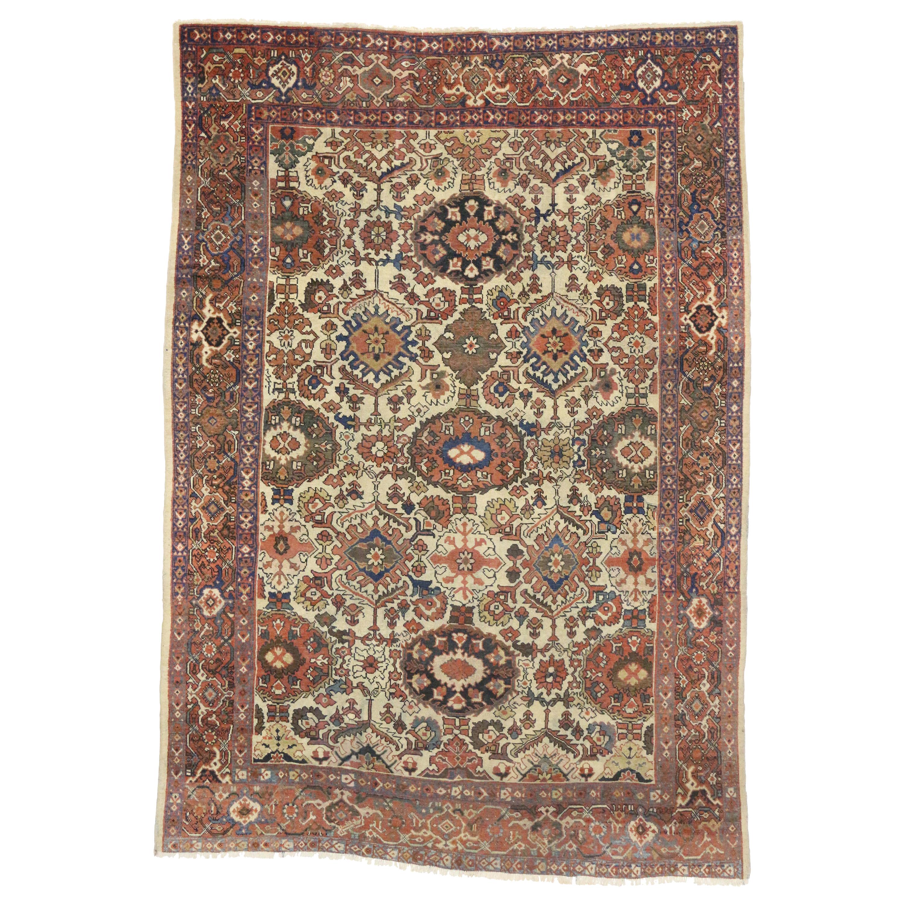 Tapis persan antique Mahal avec style colonial américain rustique