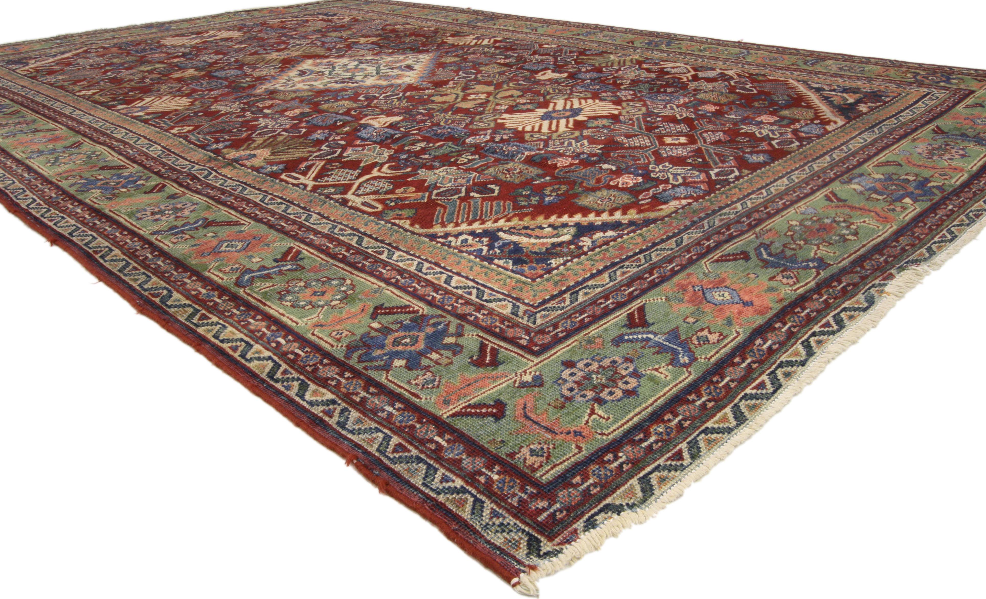 72659 Alfombra Persa Antigua Mahal, 06'09 x 10'02. Emanando un rico retablo de historia y color, esta antigua alfombra persa Mahal de lana anudada a mano encanta por su atrevido arte y resonancia tribal. Enmarcado en un campo rojo intenso e