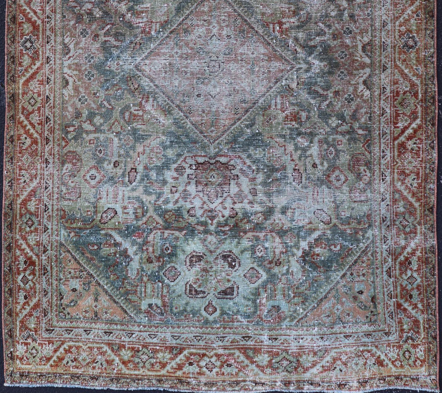 Antiker persischer Mahal-Teppich mit weichem grünem und korallenrotem Medaillon 4'3