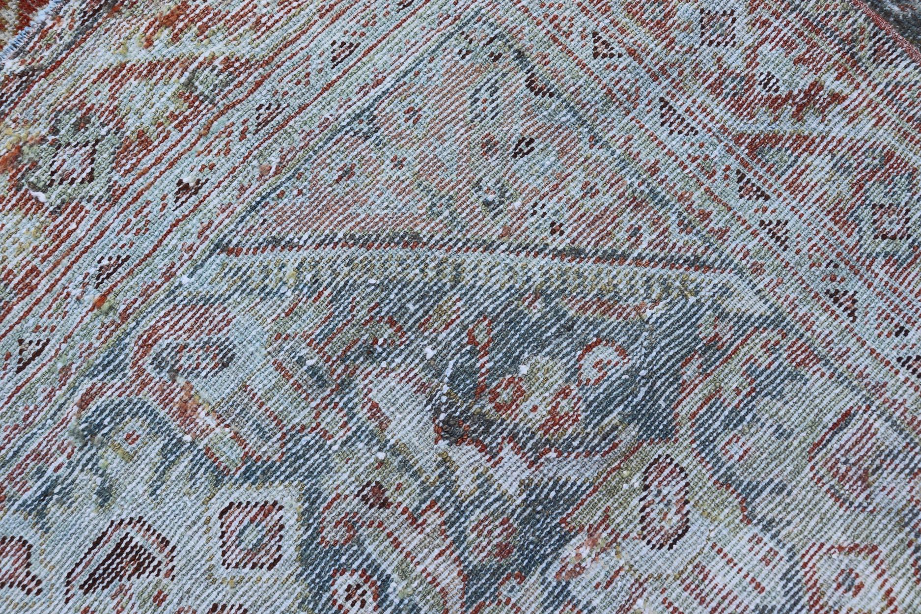 Antiker persischer Mahal-Teppich mit weichem grünem und korallenrotem Medaillon 4'3