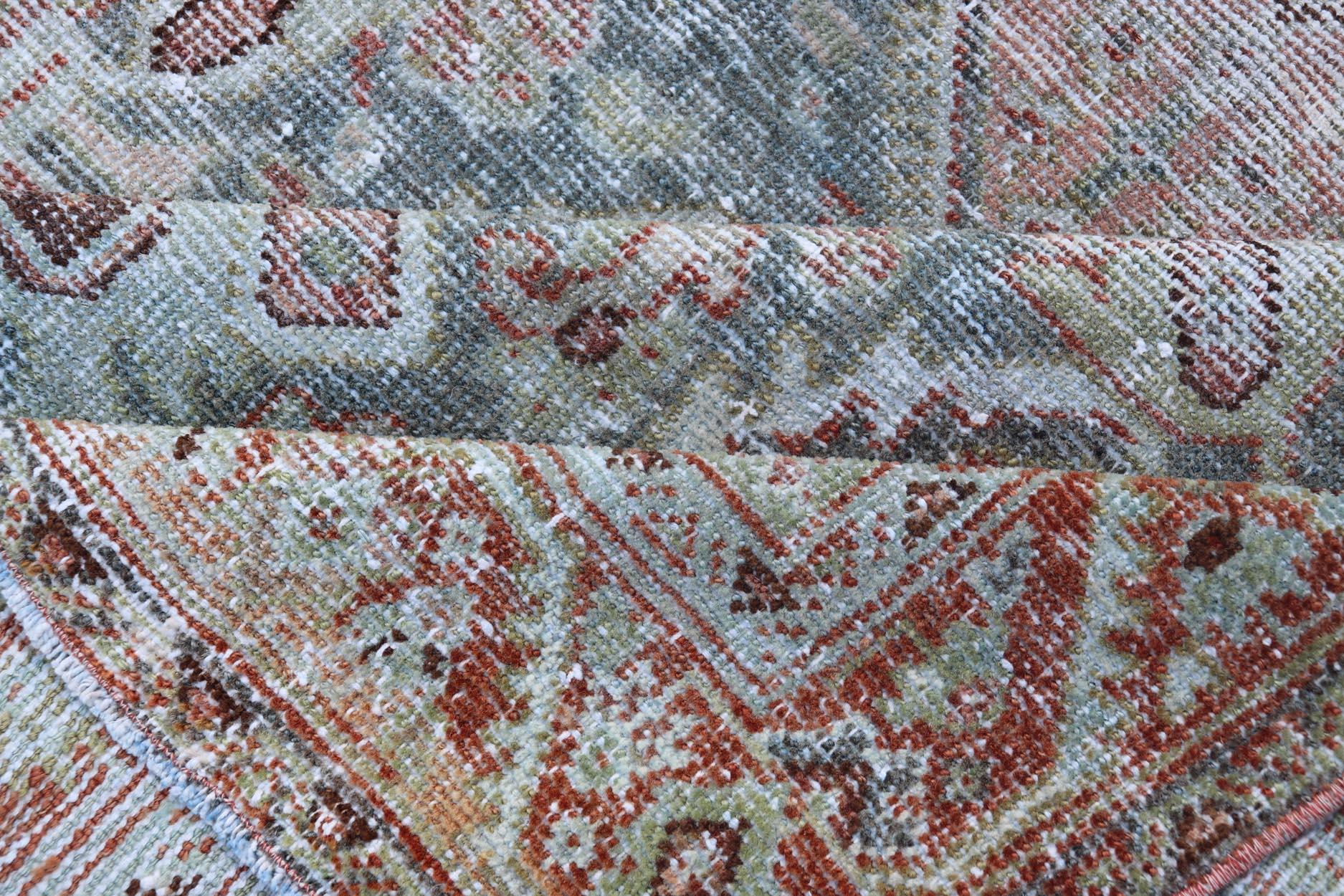 Antiker persischer Mahal-Teppich mit weichem grünem und korallenrotem Medaillon 4'3