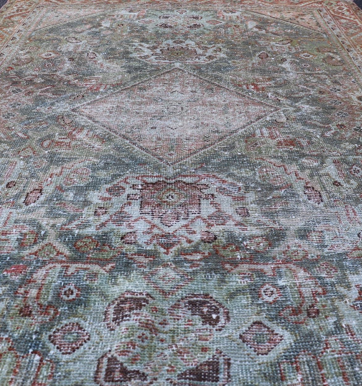 Antiker persischer Mahal-Teppich mit weichem grünem und korallenrotem Medaillon 4'3