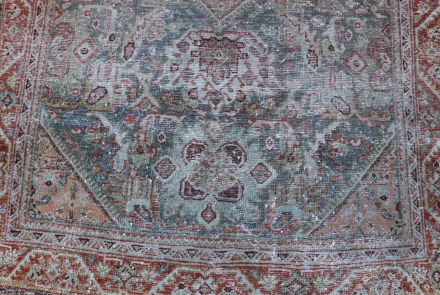 Antiker persischer Mahal-Teppich mit weichem grünem und korallenrotem Medaillon 4'3