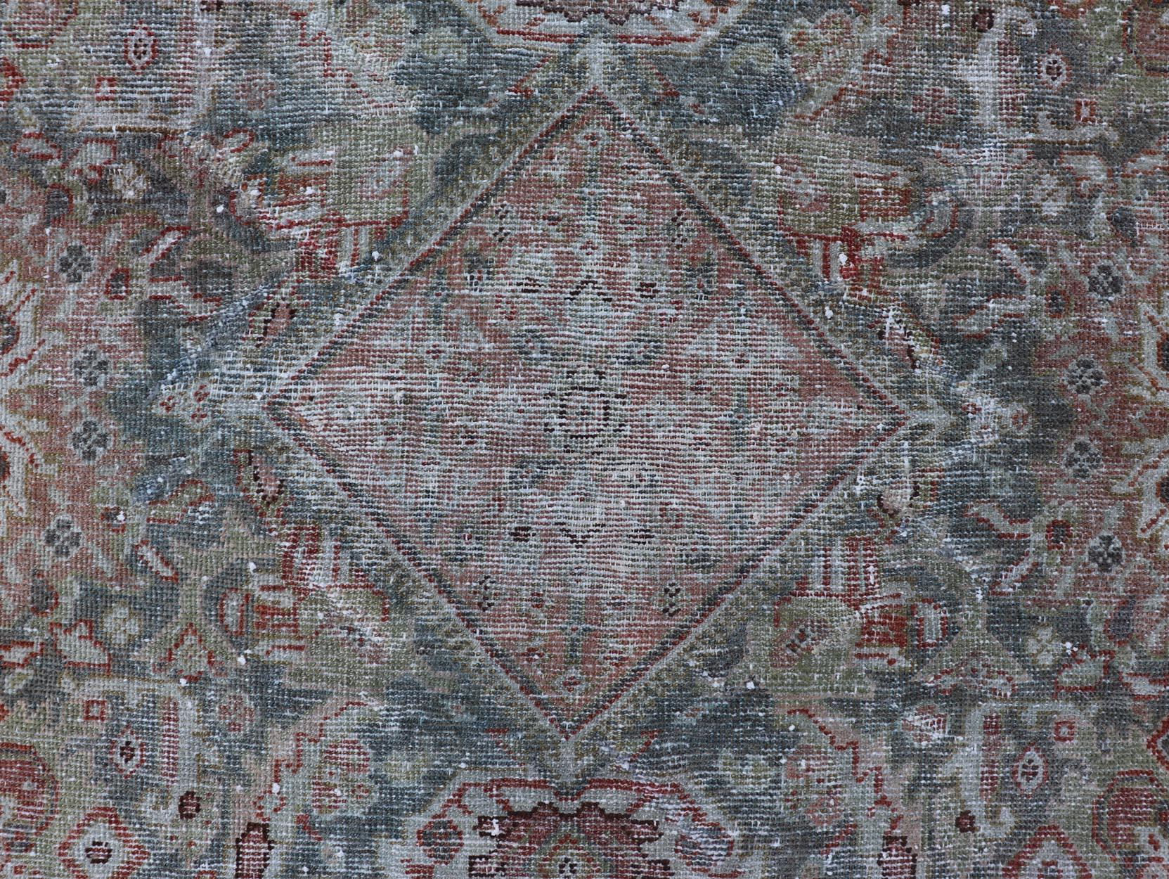 Antiker persischer Mahal-Teppich mit weichem grünem und korallenrotem Medaillon 4'3