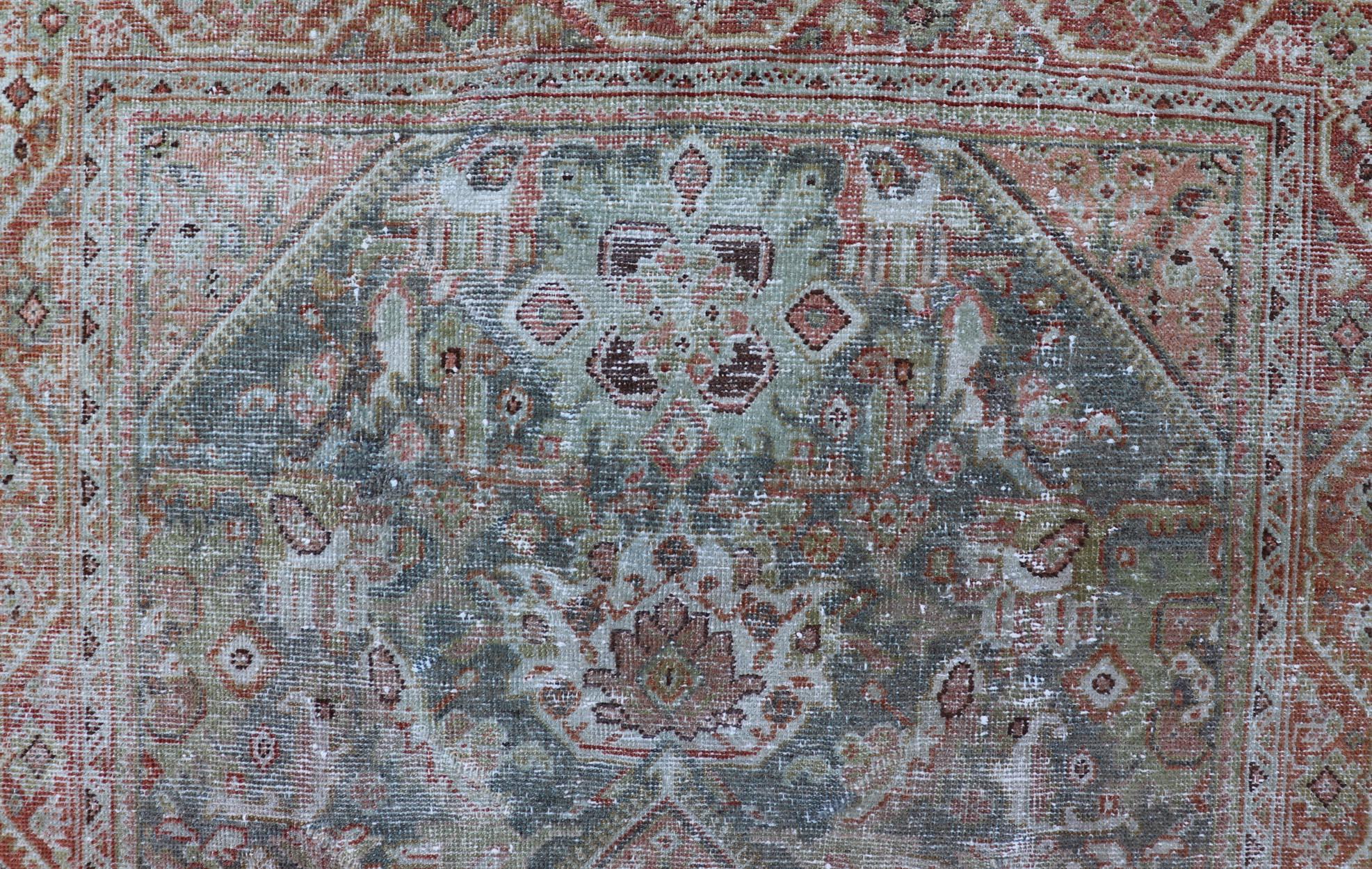 Antiker persischer Mahal-Teppich mit weichem grünem und korallenrotem Medaillon 4'3