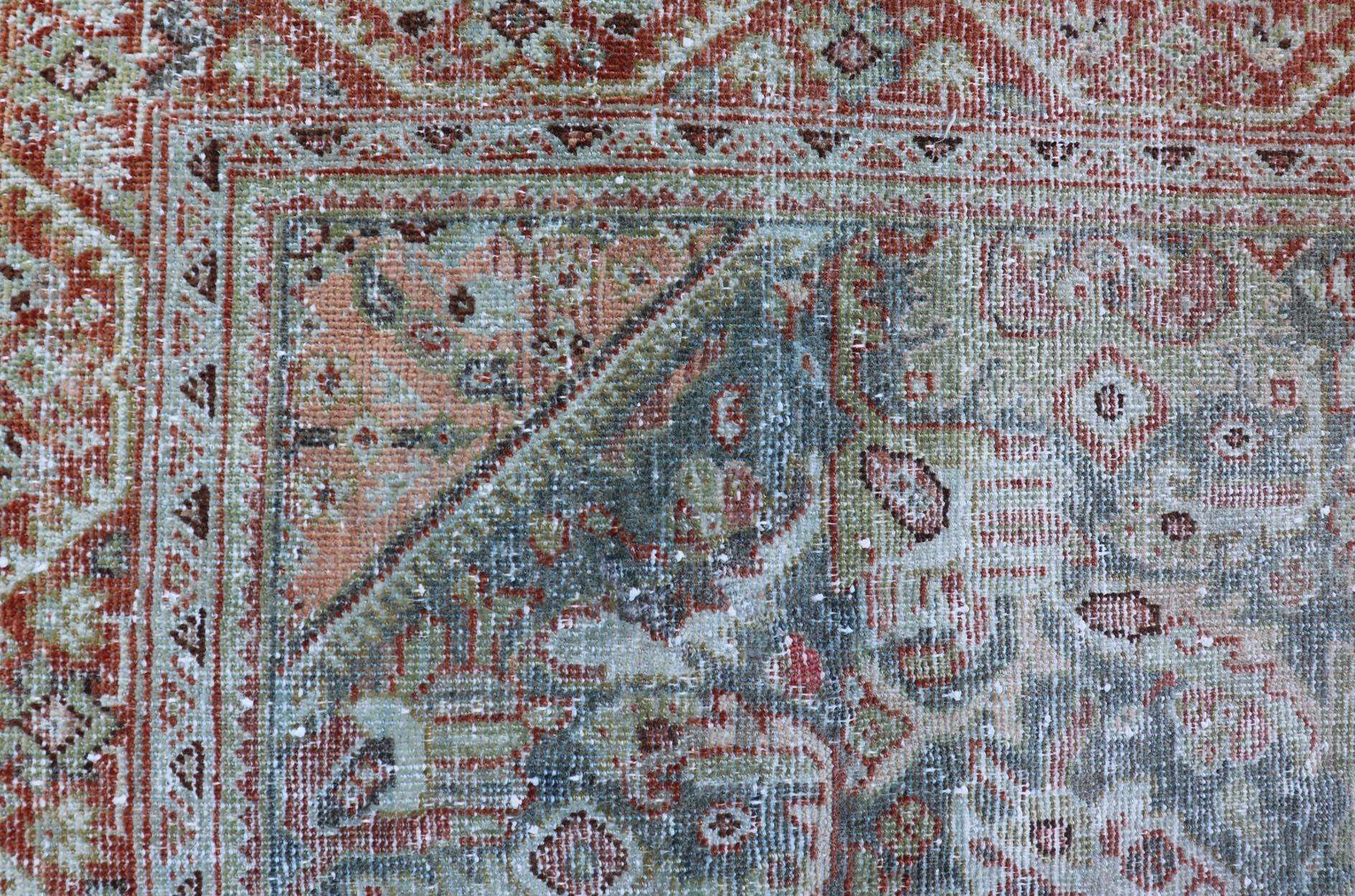 Antiker persischer Mahal-Teppich mit weichem grünem und korallenrotem Medaillon 4'3