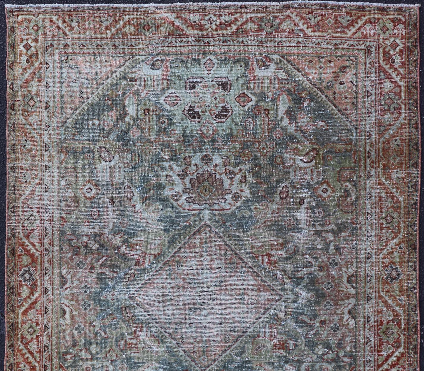 Antiker persischer Mahal-Teppich mit weichem grünem und korallenrotem Medaillon 4'3