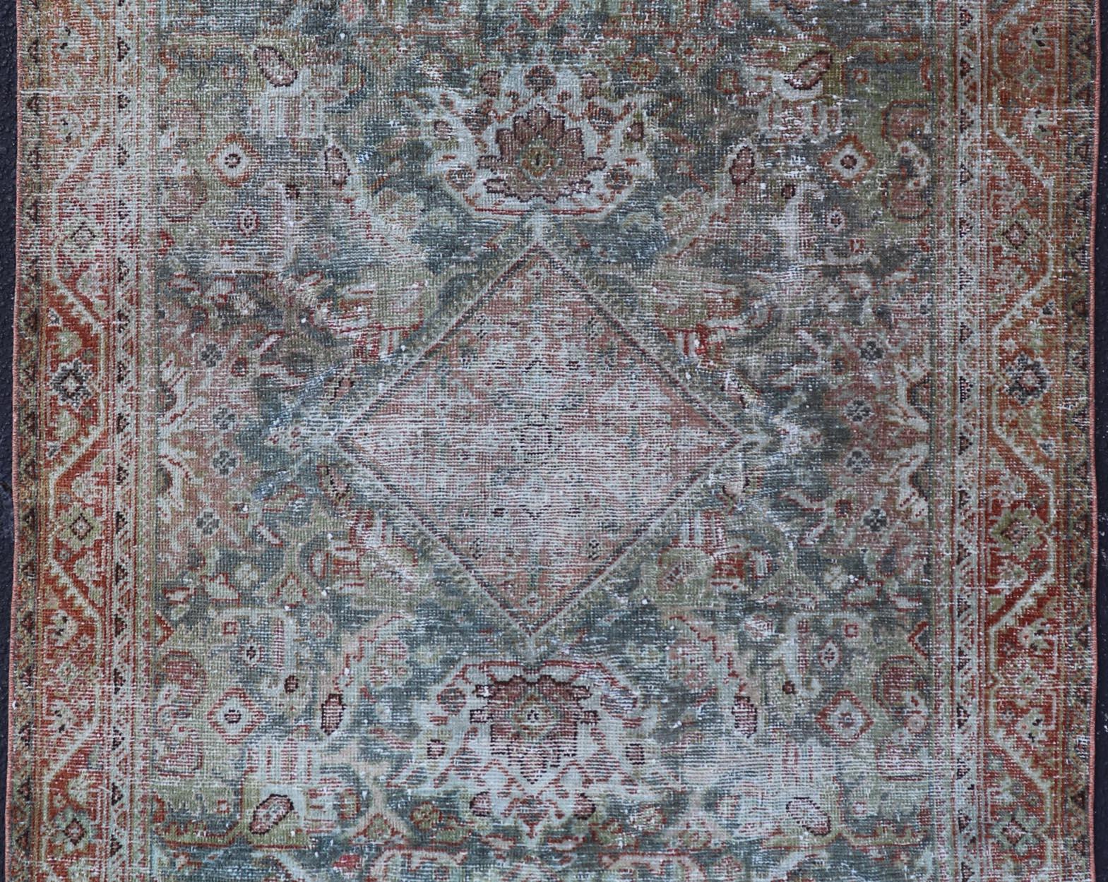 Antiker persischer Mahal-Teppich mit weichem grünem und korallenrotem Medaillon 4'3