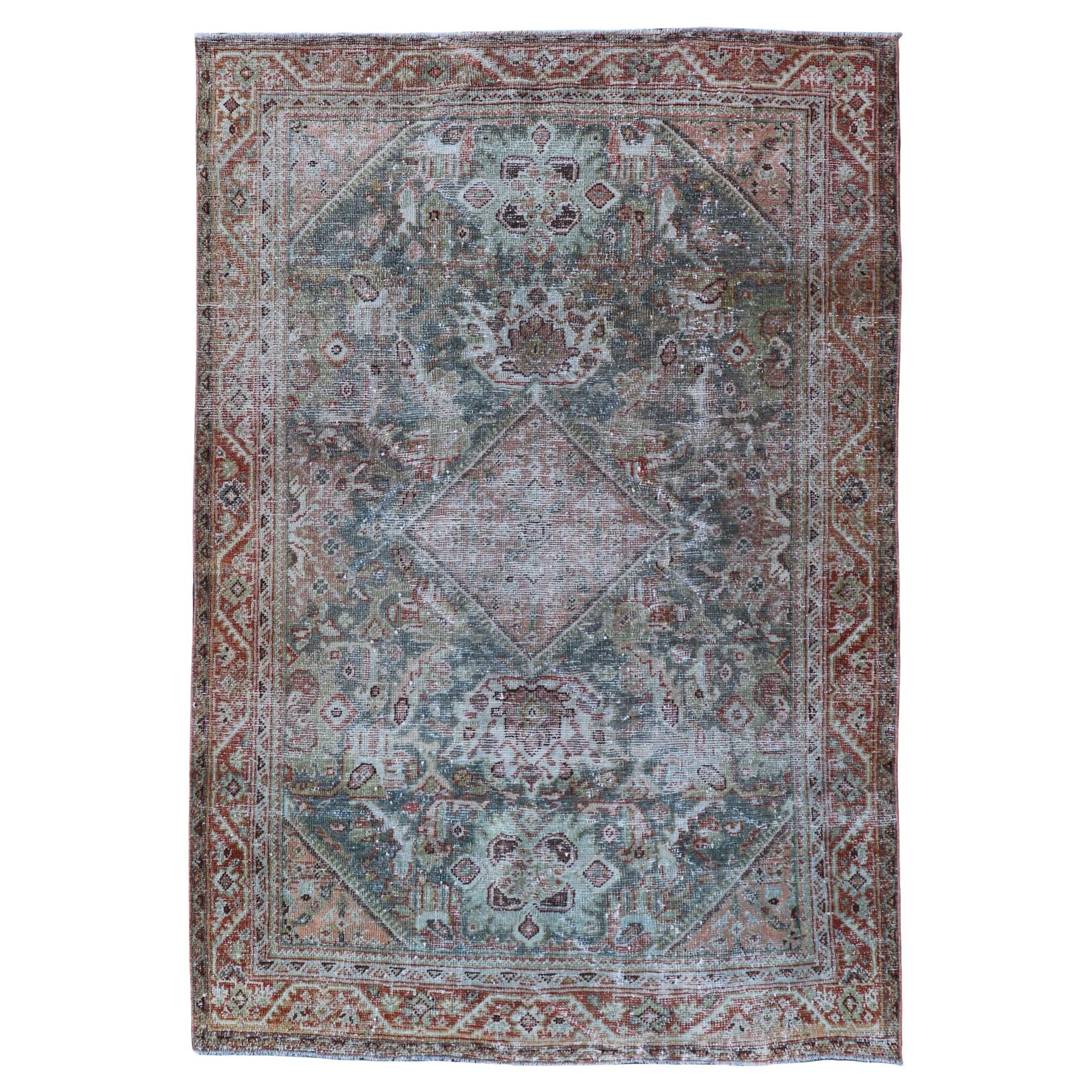 Antiker persischer Mahal-Teppich mit weichem grünem und korallenrotem Medaillon 4'3" x 6'4" im Angebot
