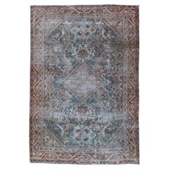 Antiker persischer Mahal-Teppich mit weichem grünem und korallenrotem Medaillon 4'3" x 6'4"