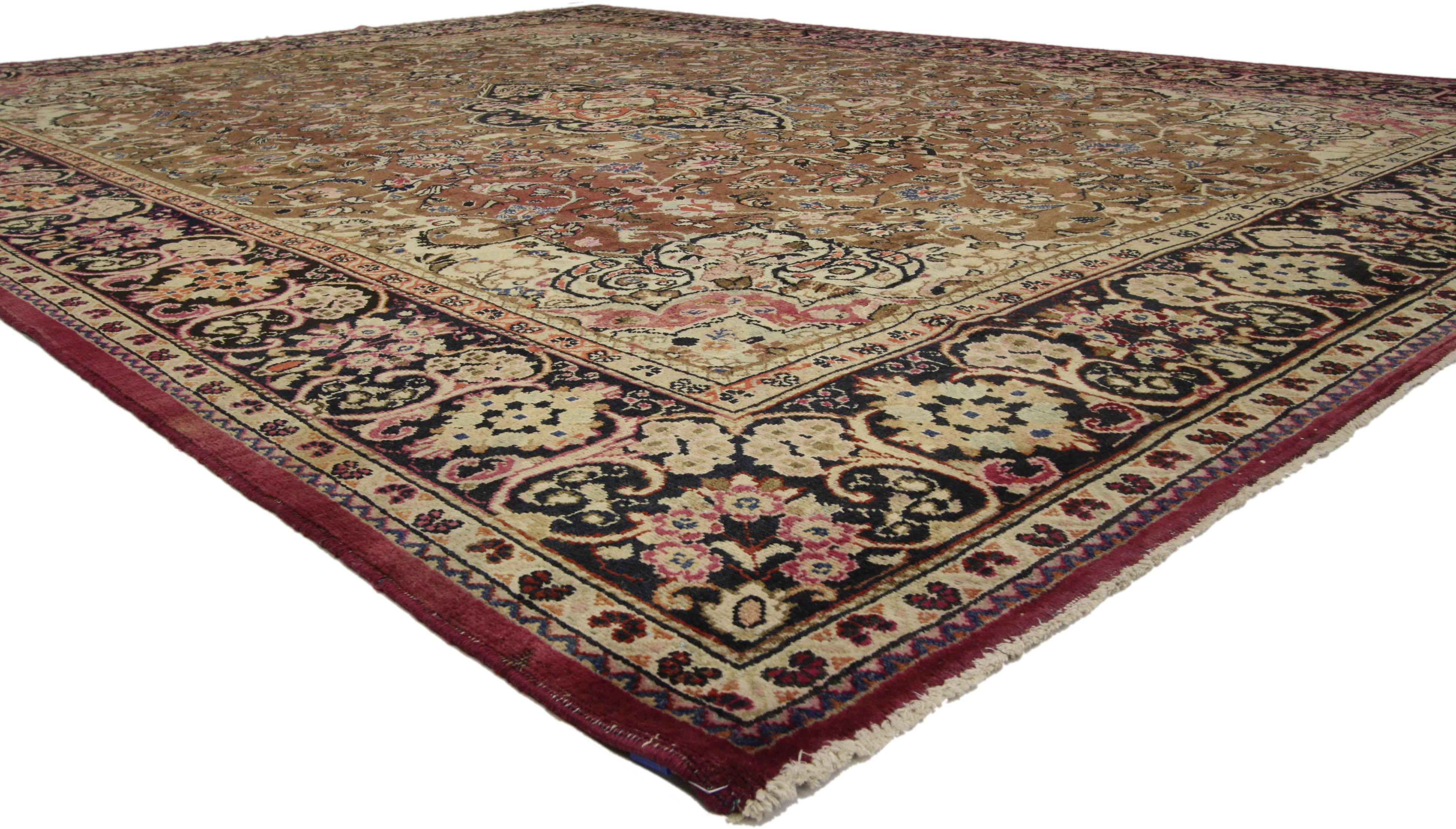 74671 Antiker persischer Mahal-Teppich im traditionellen Stil. Dieser persische Mahal-Teppich im traditionellen Stil zeichnet sich durch aufwendige Zwickel und ein kompliziertes Medaillon mit einem schwebenden Stern und Blumen auf dunklem Grund aus.