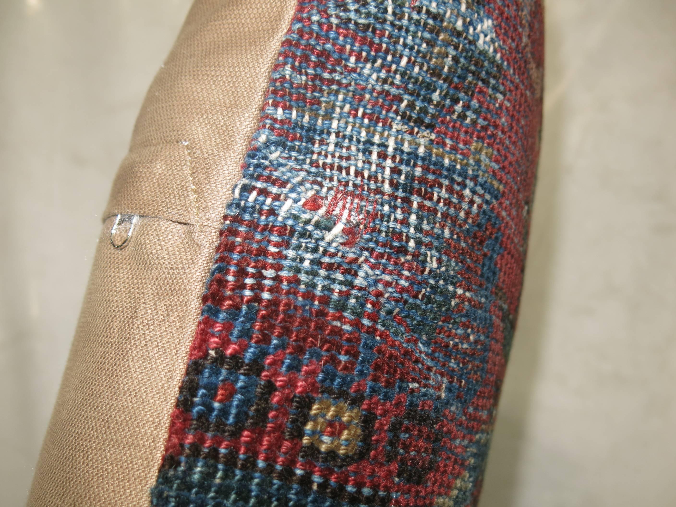 Cuscino ricavato da un antico tappeto persiano Mahal con retro in cotone.

Misure: 16'' x 16''.
