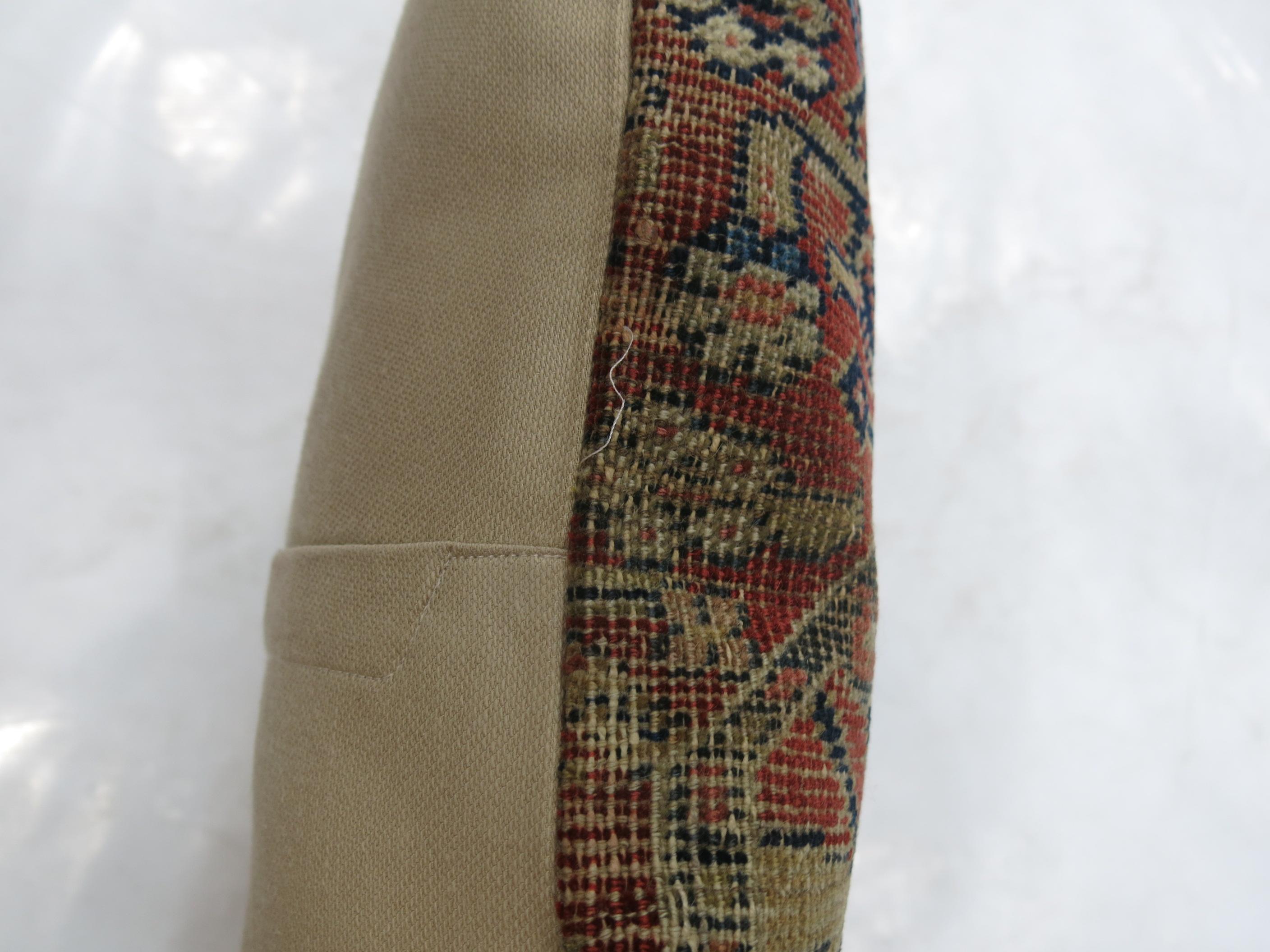 Oreiller fabriqué à partir d'un ancien tapis persan Mahal avec un dos en coton.

17'' x 17''