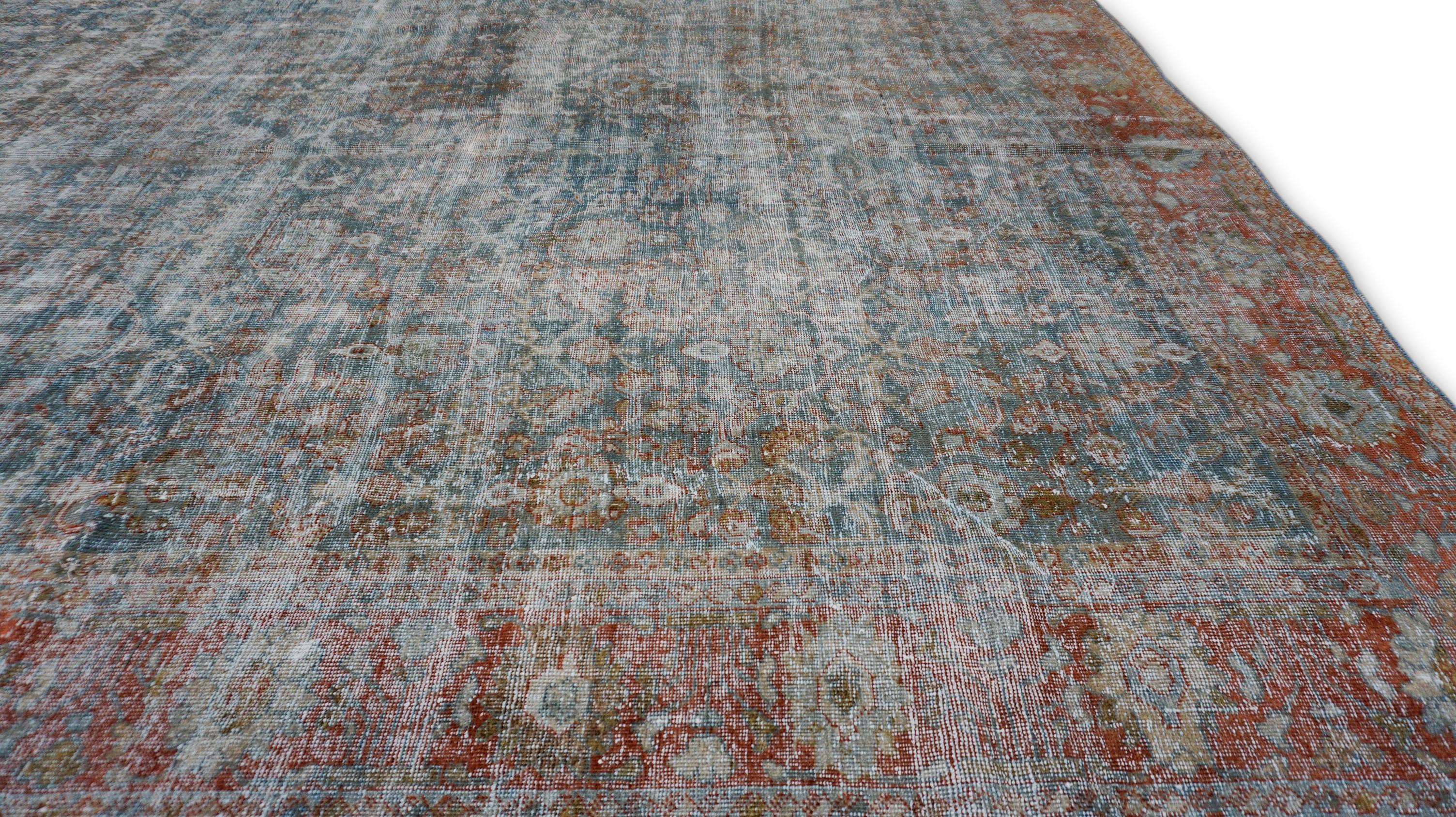 Dieser elegante, handgeknüpfte Wollteppich Antique Mahal ist ein zeitloses Beispiel für traditionelle Handwerkskunst, kombiniert mit dem Charme einer natürlich gealterten Oberfläche. Dieser große Teppich zeichnet sich durch ein zartes