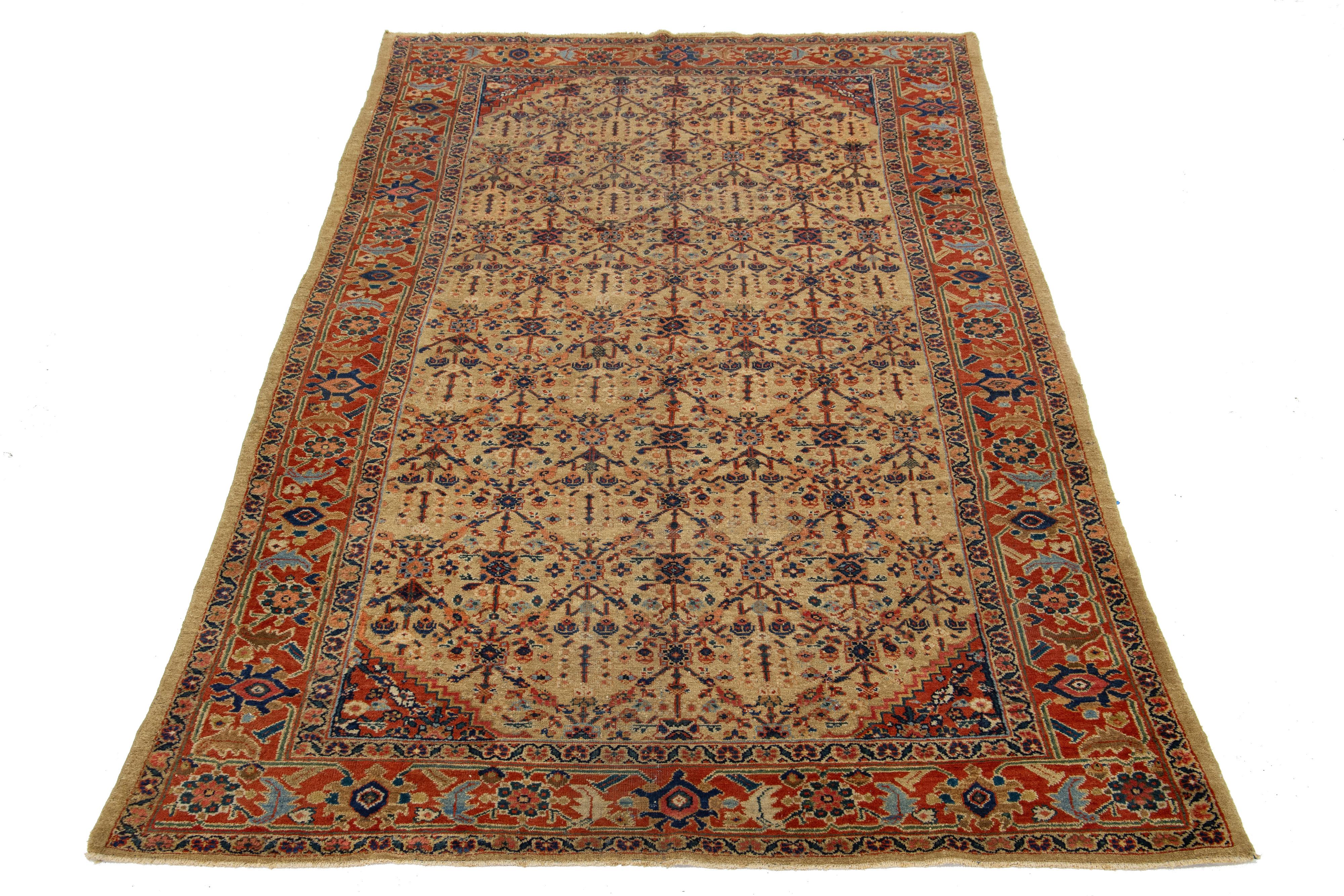 Ce tapis Mahal antique en laine nouée à la main présente un motif all-over avec des accents bleus et rouille sur un fond beige.

Ce tapis mesure 6'6