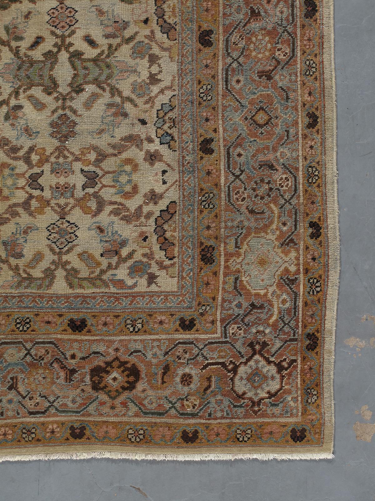 Dieser antike Mahal-Teppich wurde um 1900 im Iran aus feinster handgekämmter, handgesponnener persischer Wolle handgeknüpft. Diese Teppiche werden wegen ihrer aufwendigen, dekorativen und raffinierten Designs sehr geschätzt.
Kundenspezifische Größen