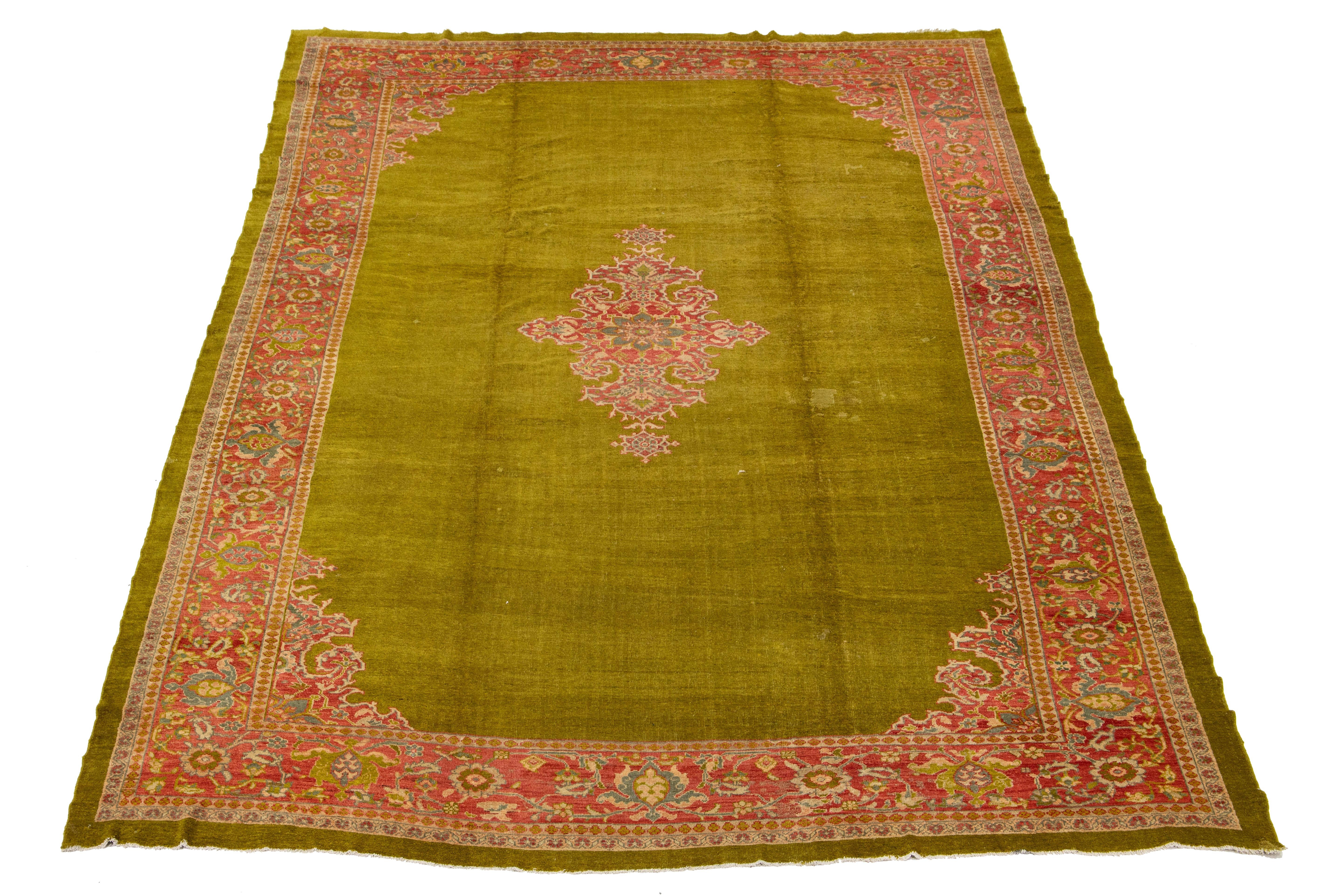 Scopri l'unicità di questo squisito tappeto persiano Mahal! Annodato a mano con una lussuosa e morbida lana, vanta un'accattivante tavolozza di colori chartreuse. Il centrotavola mostra un motivo sorprendente, circondato con eleganza da un bordo