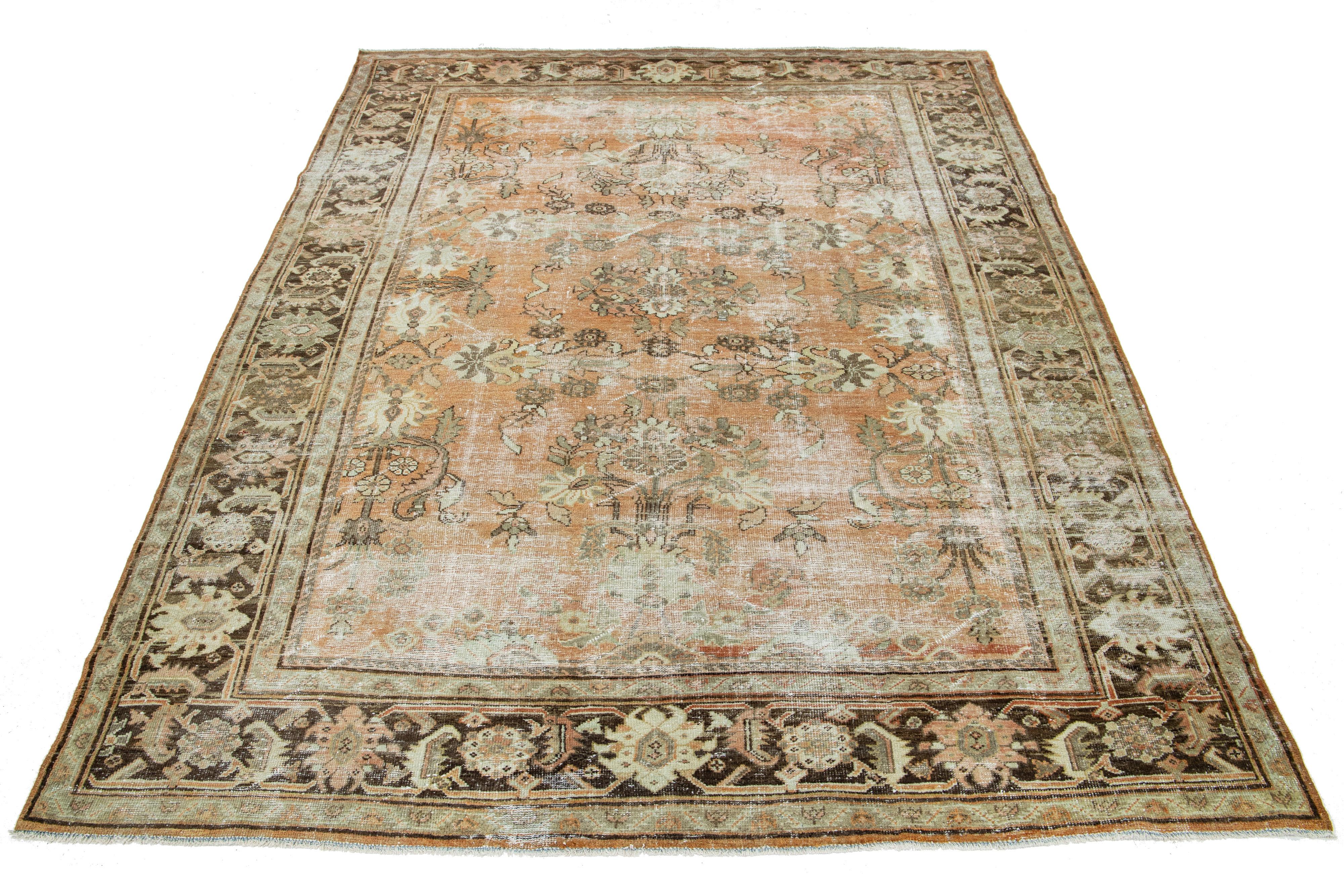 Ein handgeknüpfter, antiker Mahal-Teppich aus Wolle mit einem Allover-Muster mit grauen und beigen Akzenten auf einem terrakottafarbenen Feld.

Dieser Teppich misst 7'3