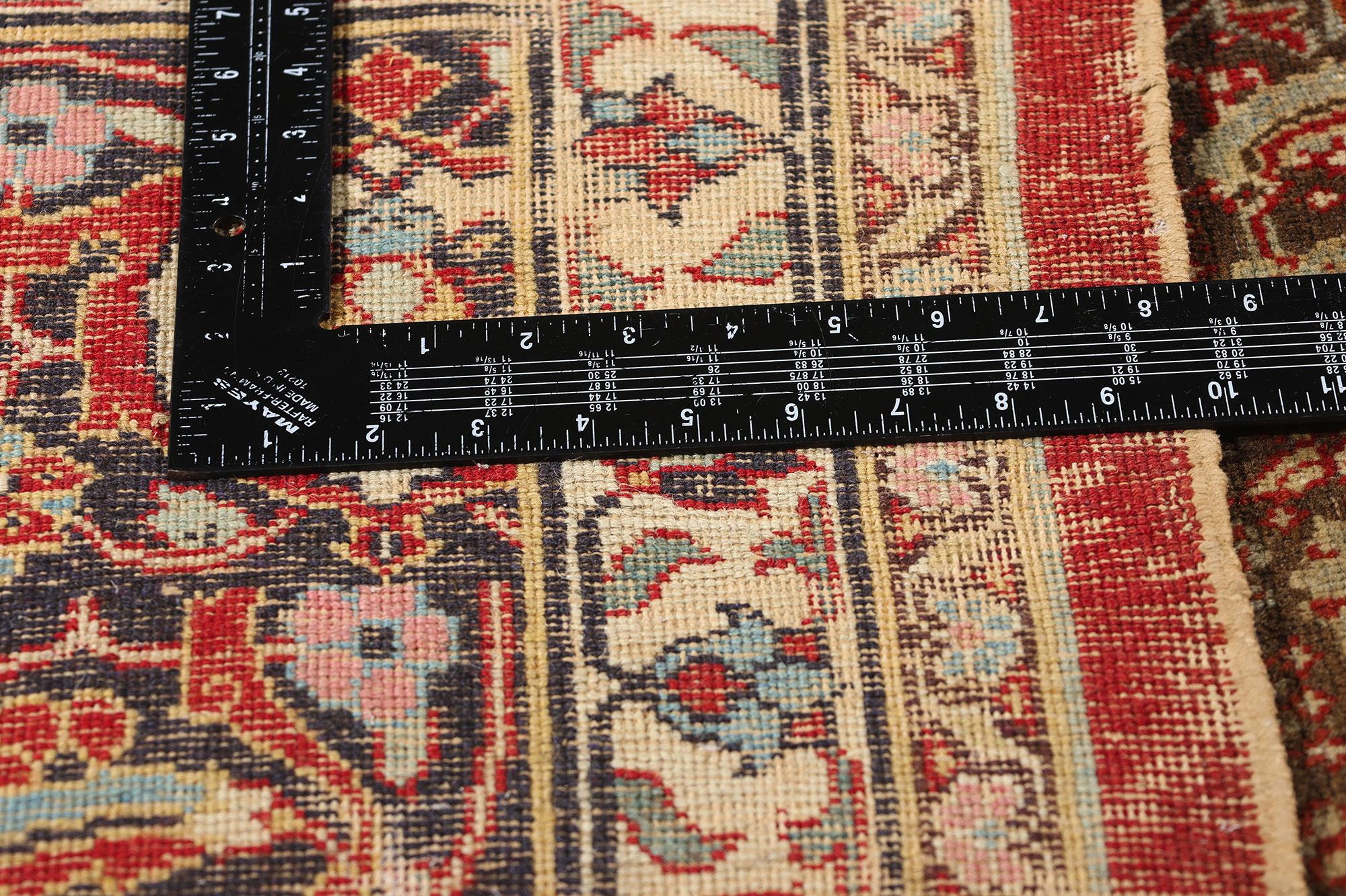 Antiker persischer Mahi-Tabriz-Teppich aus Täbris, 09'00 x 12'03 (20. Jahrhundert) im Angebot