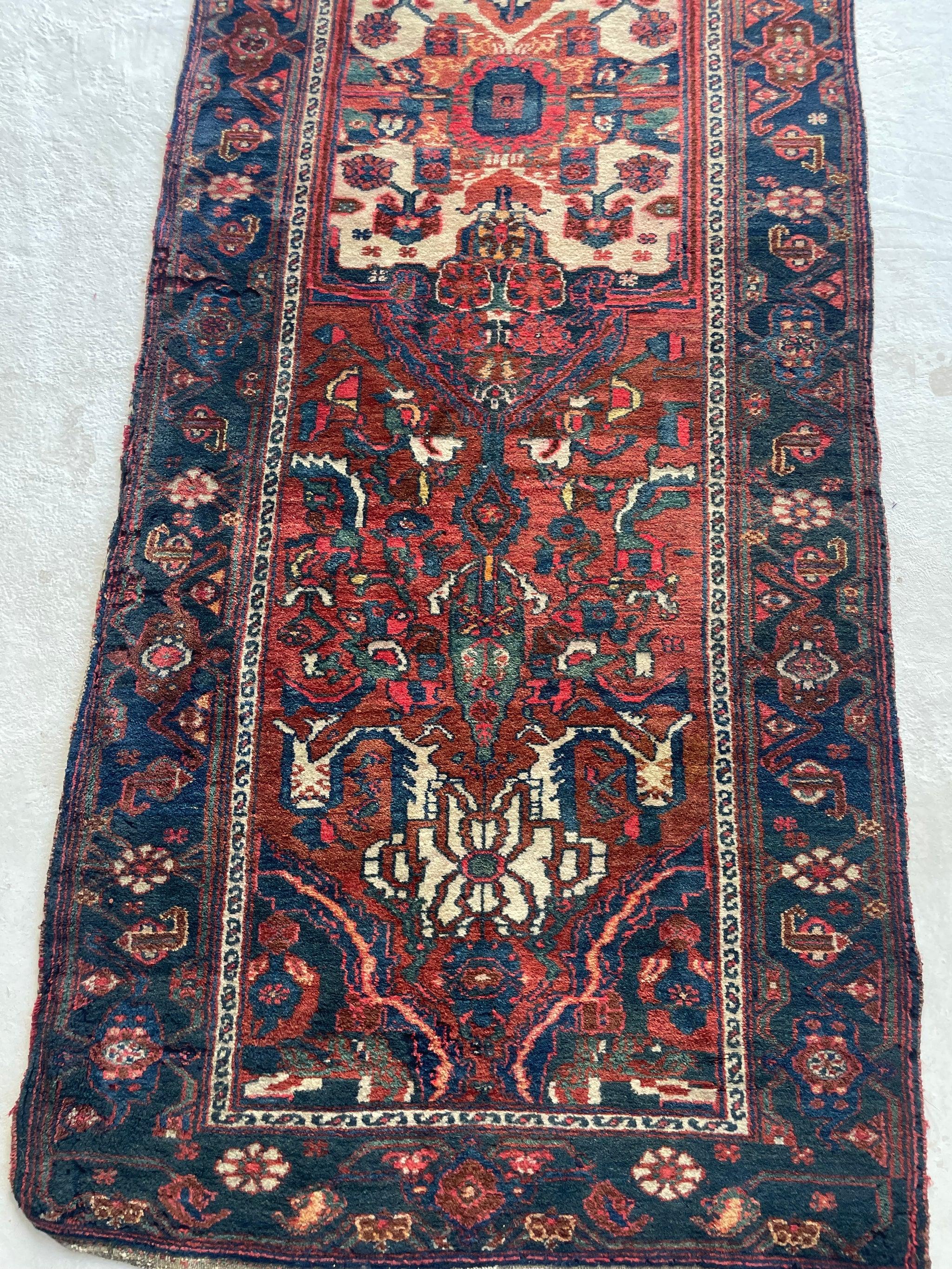 Malayer persan ancien, magnifique tapis de couloir en forme de cyprès, vers les années 1940 en vente 7