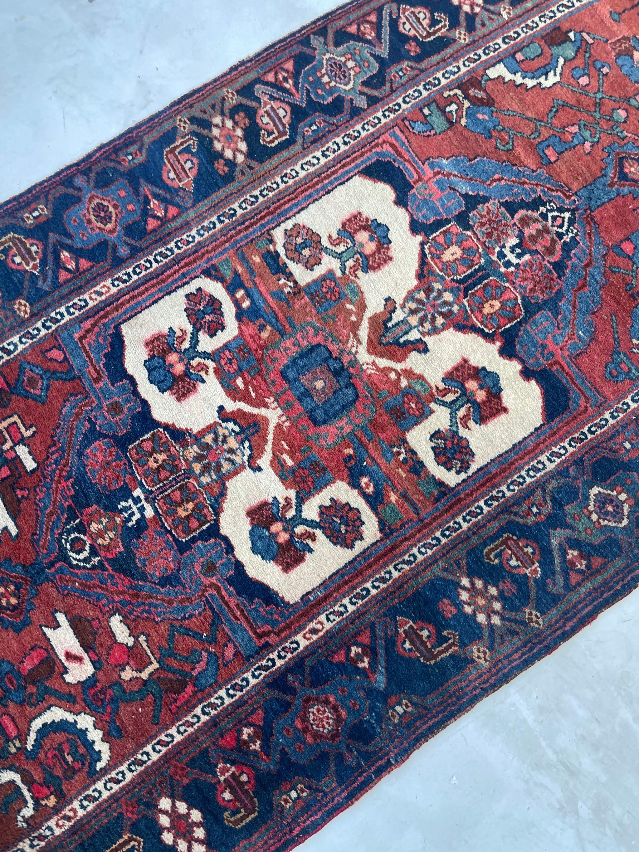 Malayer persan ancien, magnifique tapis de couloir en forme de cyprès, vers les années 1940 en vente 8