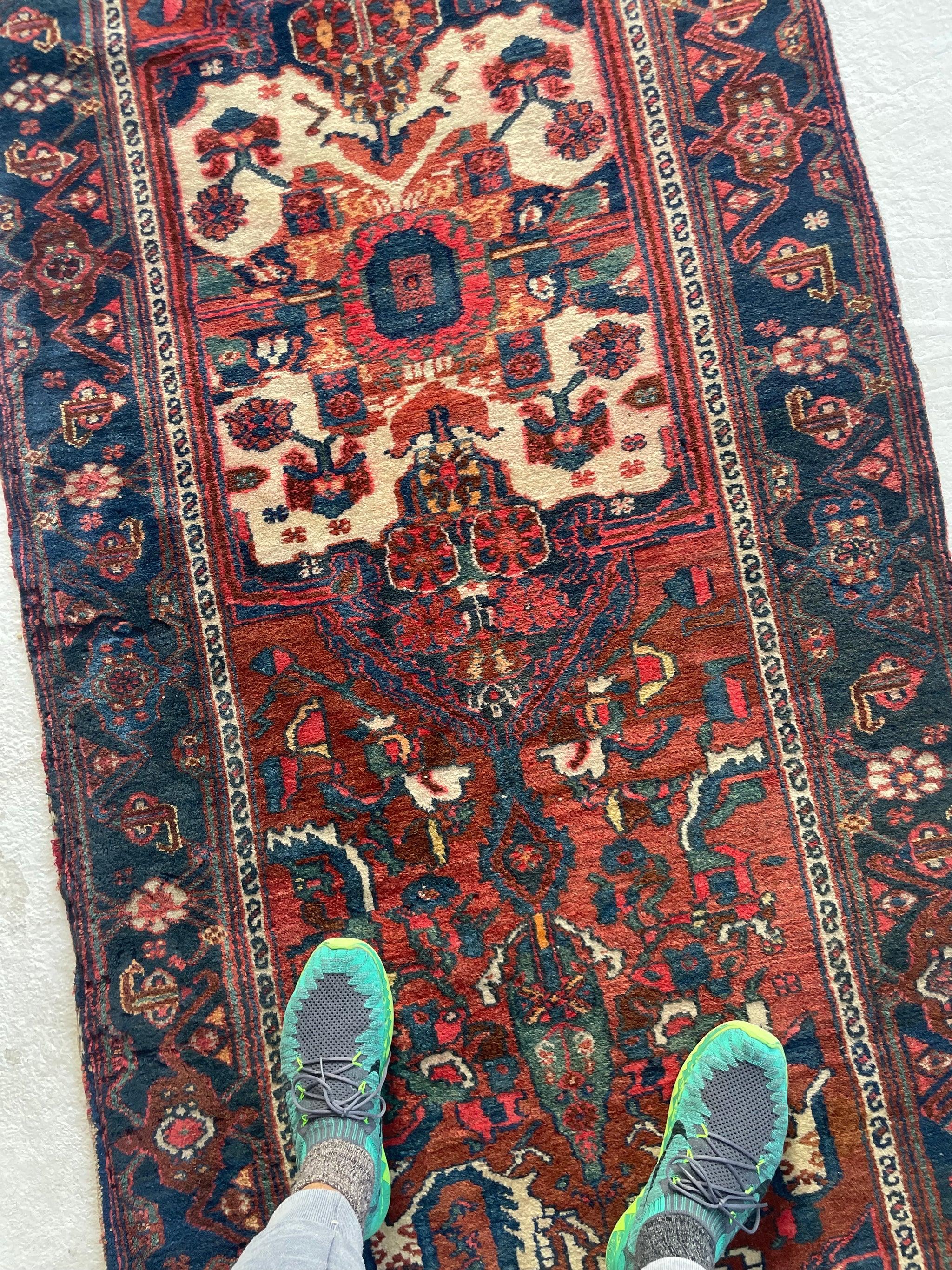 Malayer persan ancien, magnifique tapis de couloir en forme de cyprès, vers les années 1940 en vente 9