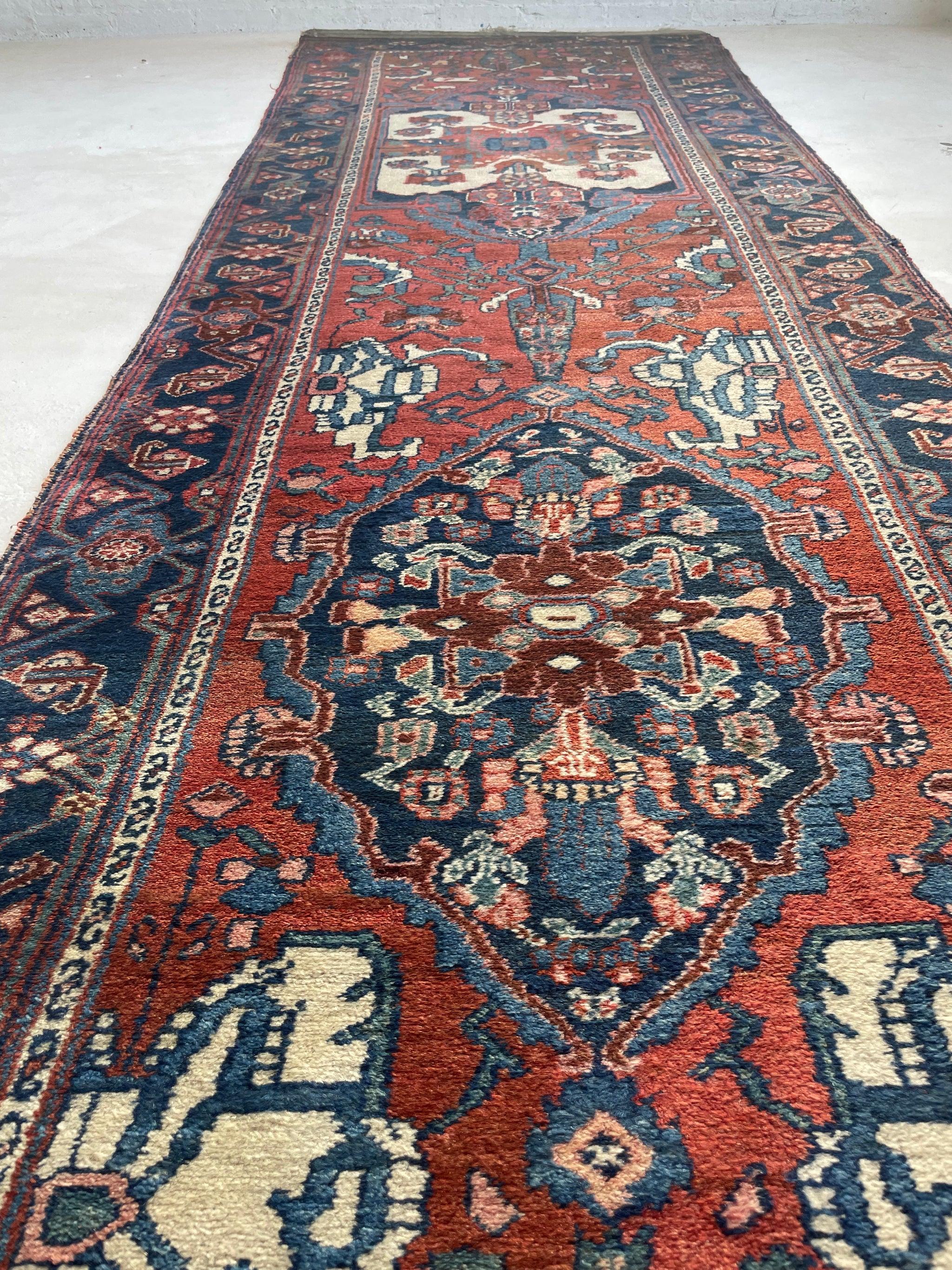 Malayer persan ancien, magnifique tapis de couloir en forme de cyprès, vers les années 1940 en vente 11