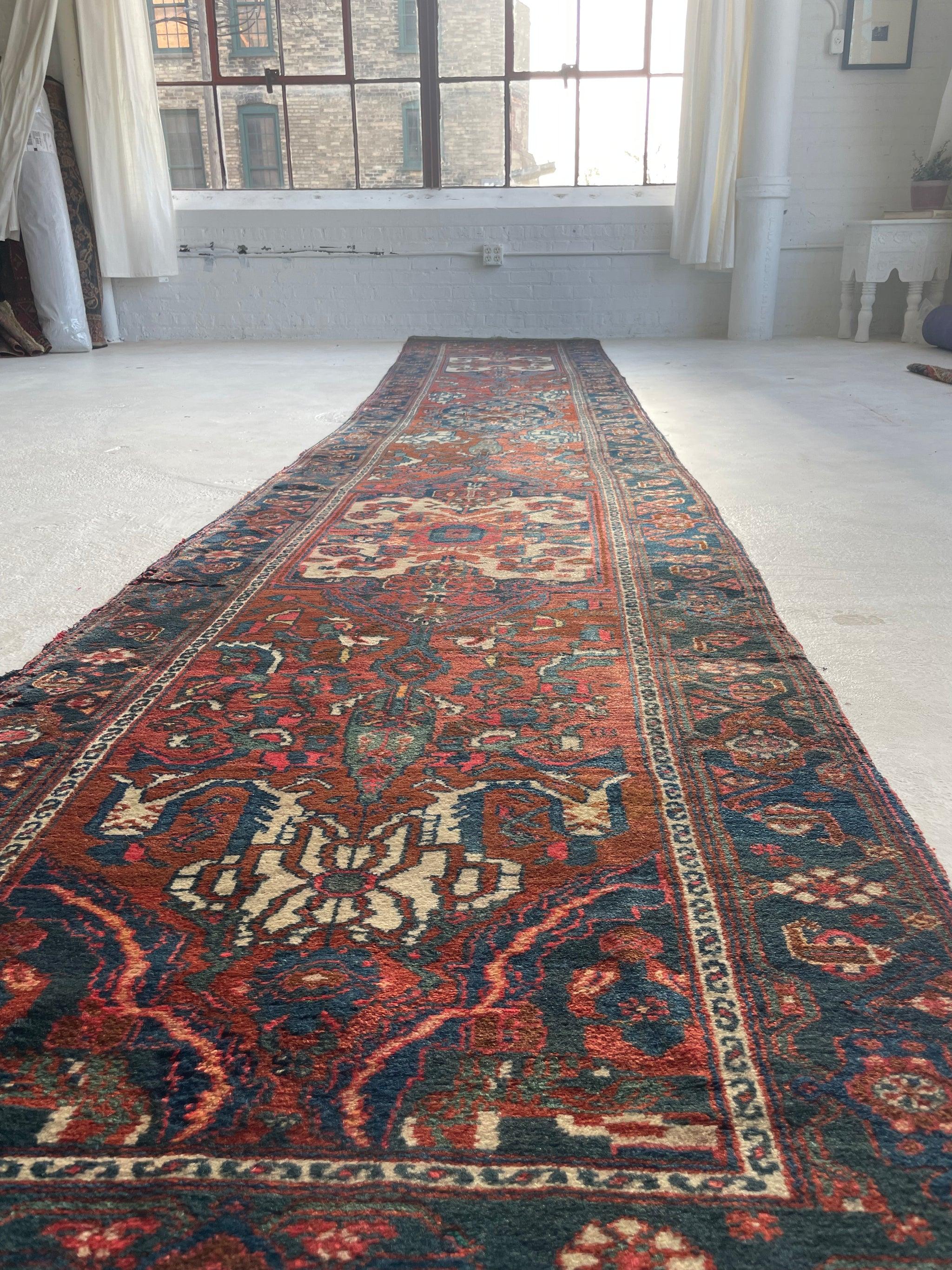 Malayer persan ancien, magnifique tapis de couloir en forme de cyprès, vers les années 1940 en vente 14