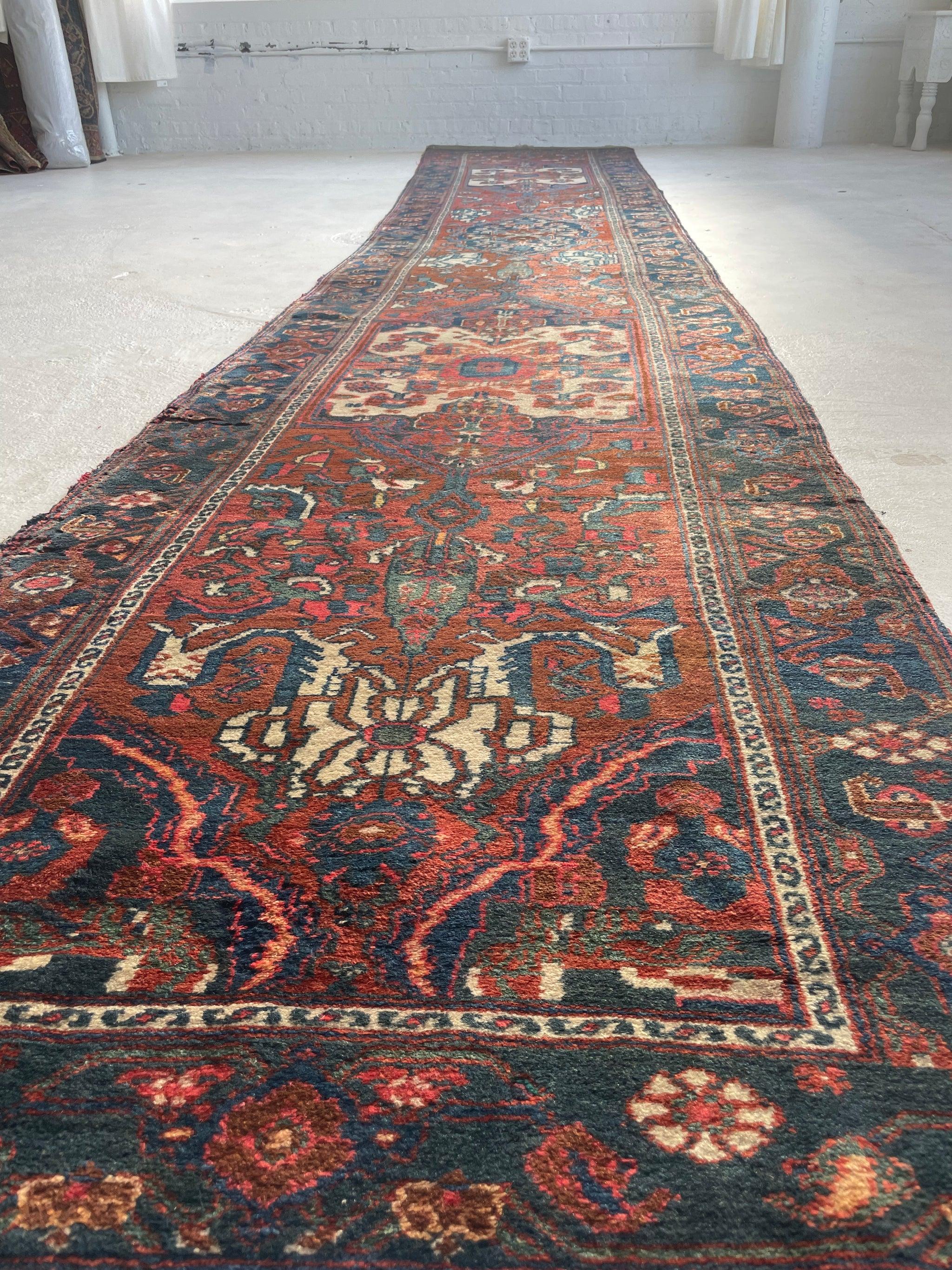 Malayer persan ancien, magnifique tapis de couloir en forme de cyprès, vers les années 1940 en vente 15