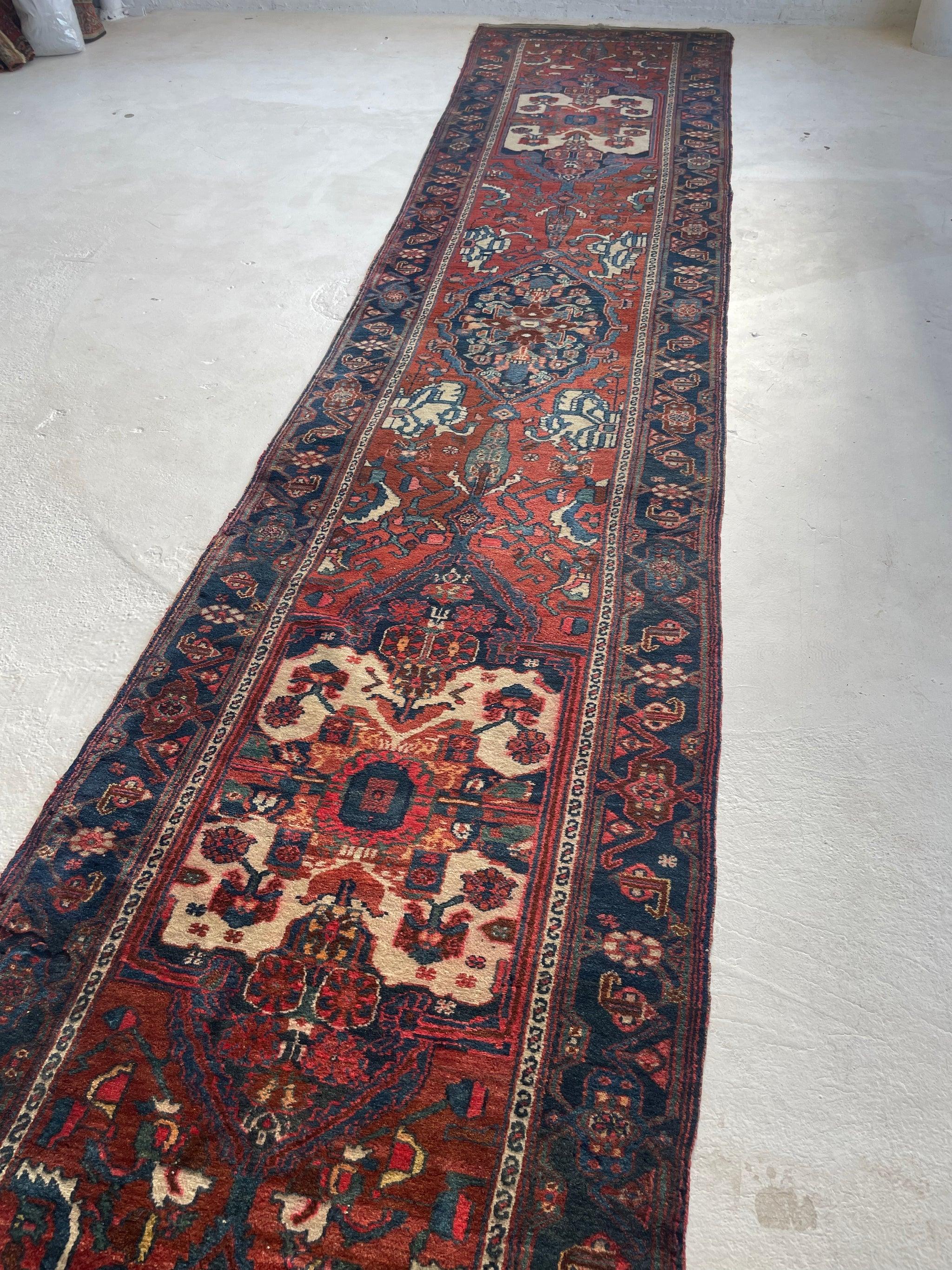 Magnifique chemin de table surdimensionné extra long en style persan ancien Malayer - Magnifique chemin de table en cyprès avec champ d'argile, d'ambre et de rouille

A propos : Une pièce incroyable avec des teintes terreuses et chaudes qui sont
