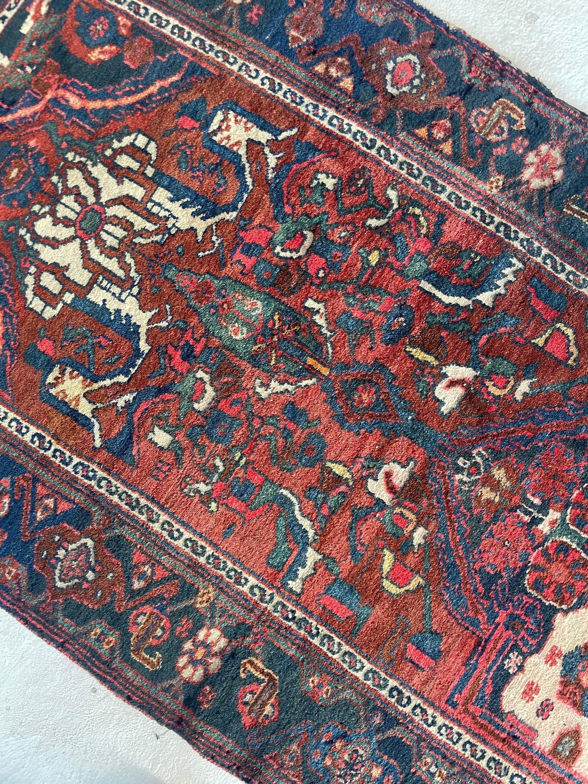 Malayer persan ancien, magnifique tapis de couloir en forme de cyprès, vers les années 1940 Bon état - En vente à Milwaukee, WI