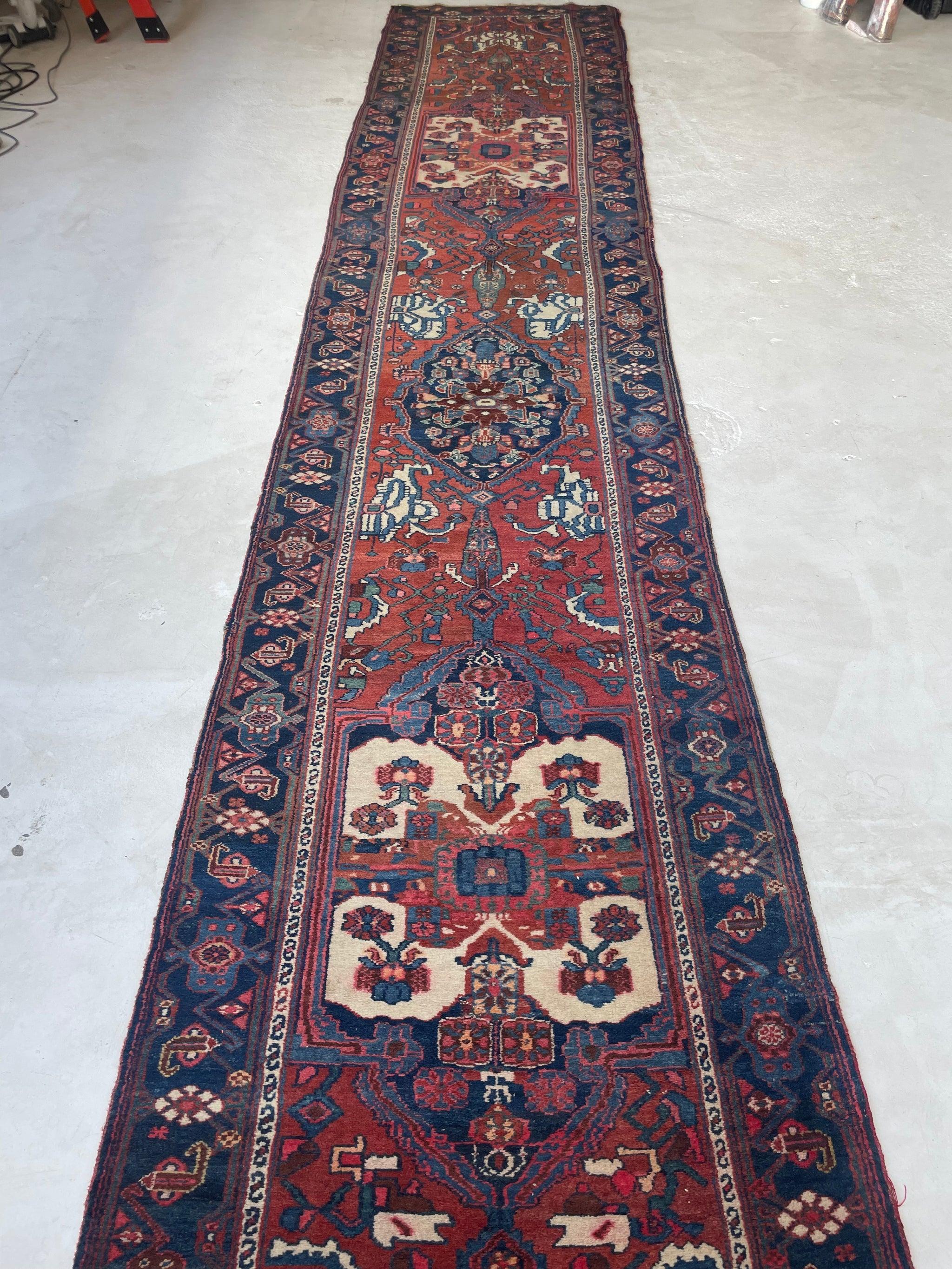 20ième siècle Malayer persan ancien, magnifique tapis de couloir en forme de cyprès, vers les années 1940 en vente