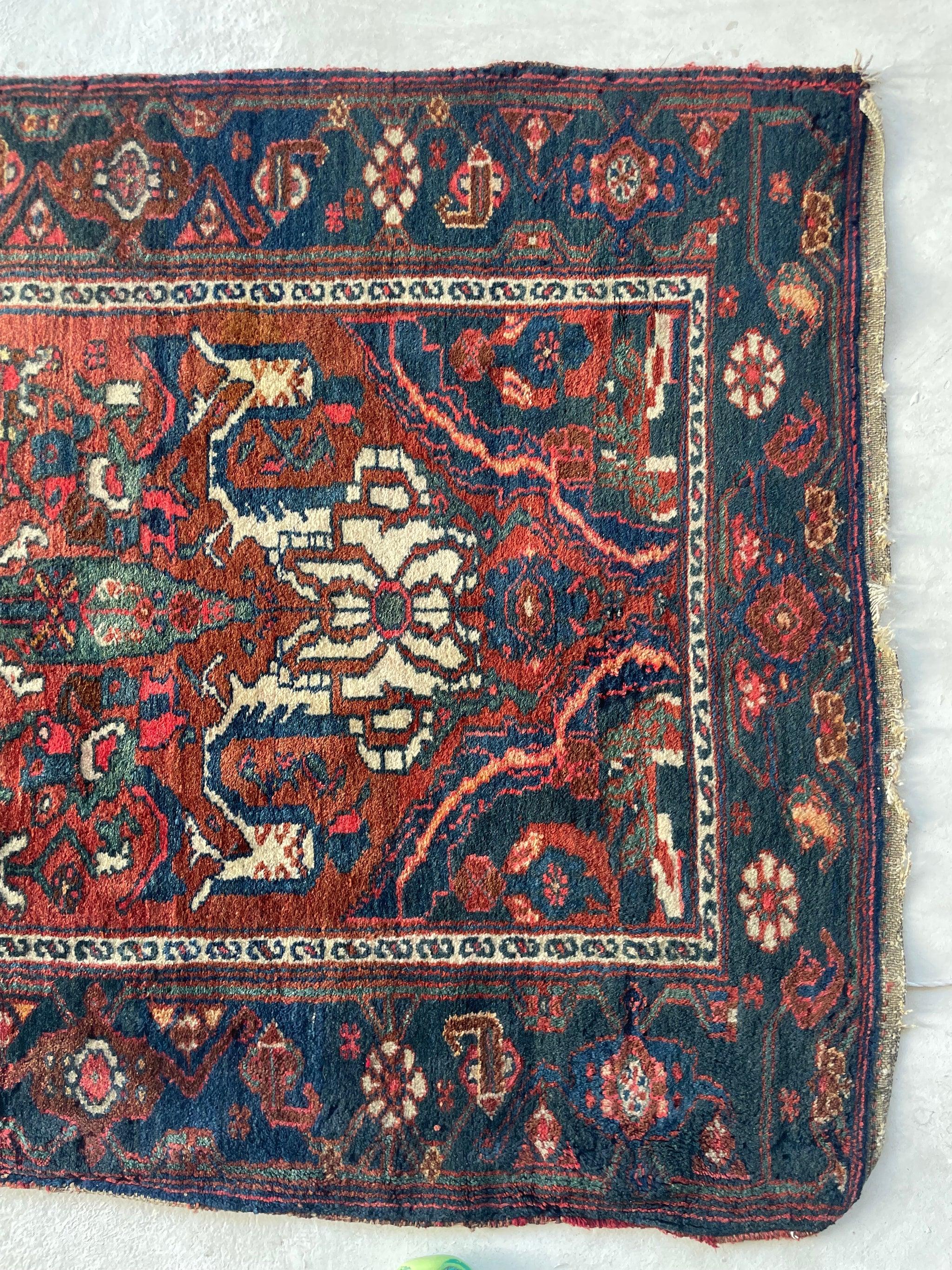 Malayer persan ancien, magnifique tapis de couloir en forme de cyprès, vers les années 1940 en vente 3