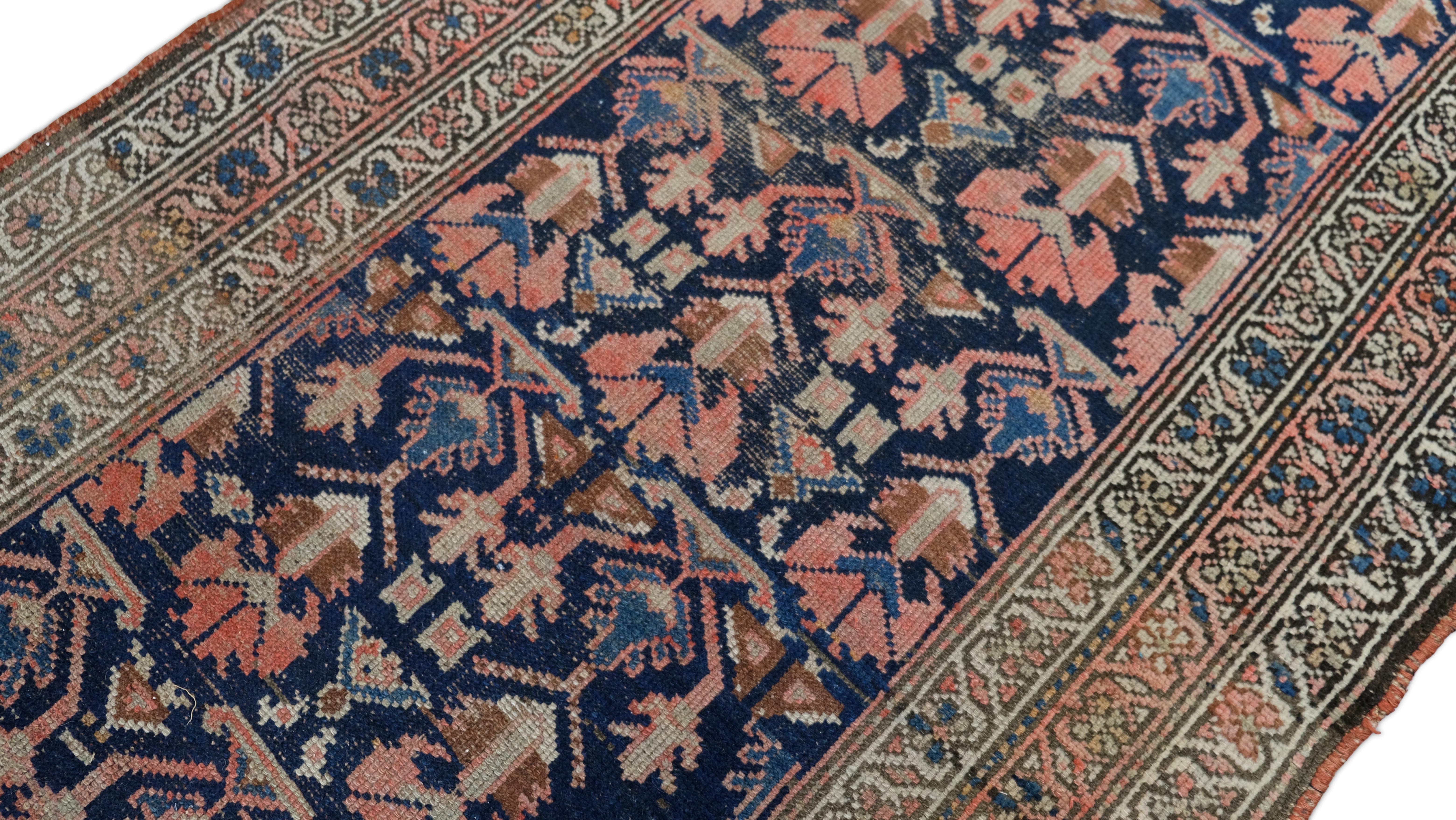 Antiker persischer Malayer-Wollteppich in Blau, Elfenbein und Koralle 3'2''x6'4'' um 1920 (Handgeknüpft) im Angebot