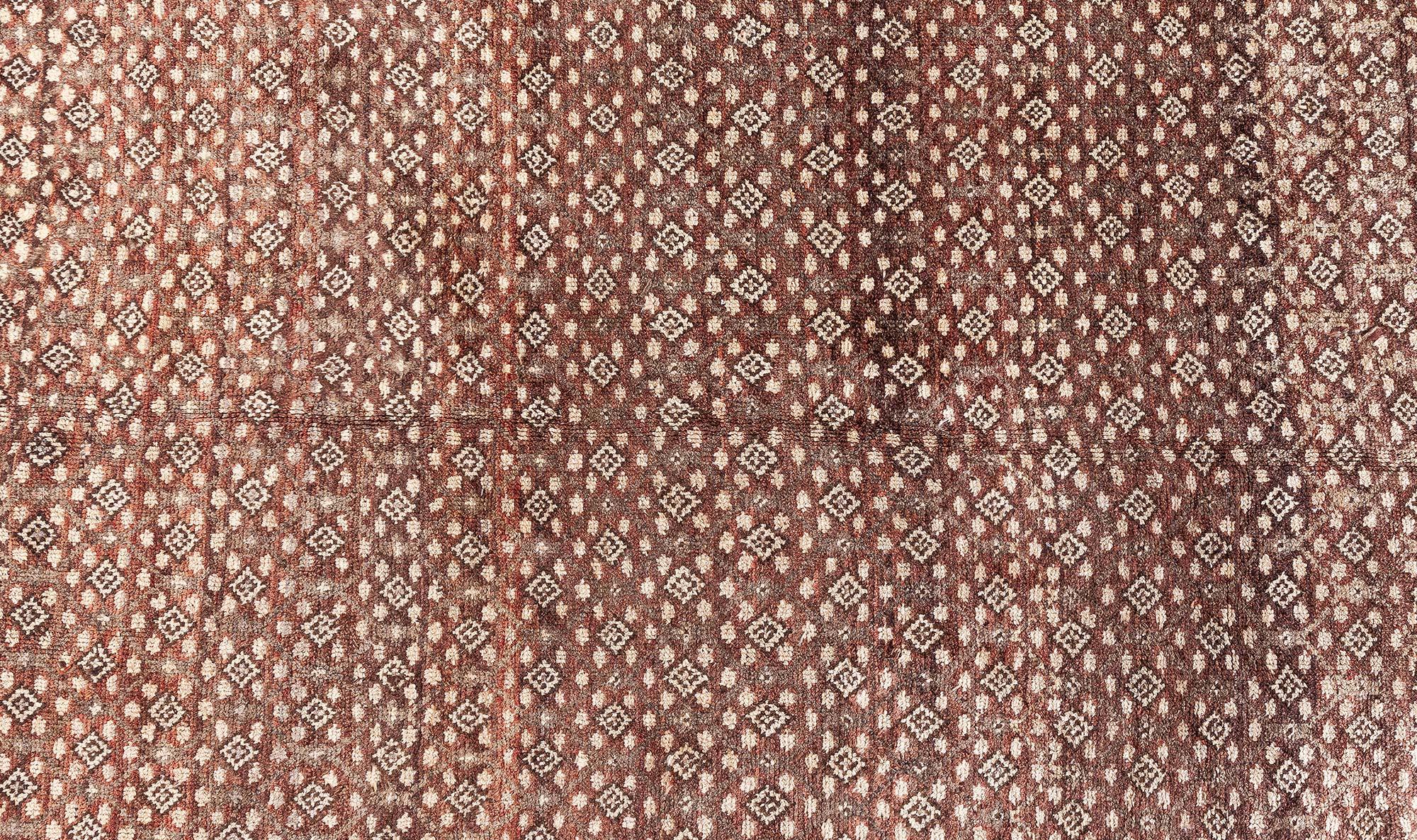 Antico tappeto persiano Malayer in lana annodata a mano color marrone cioccolato
Dimensioni: 5'6