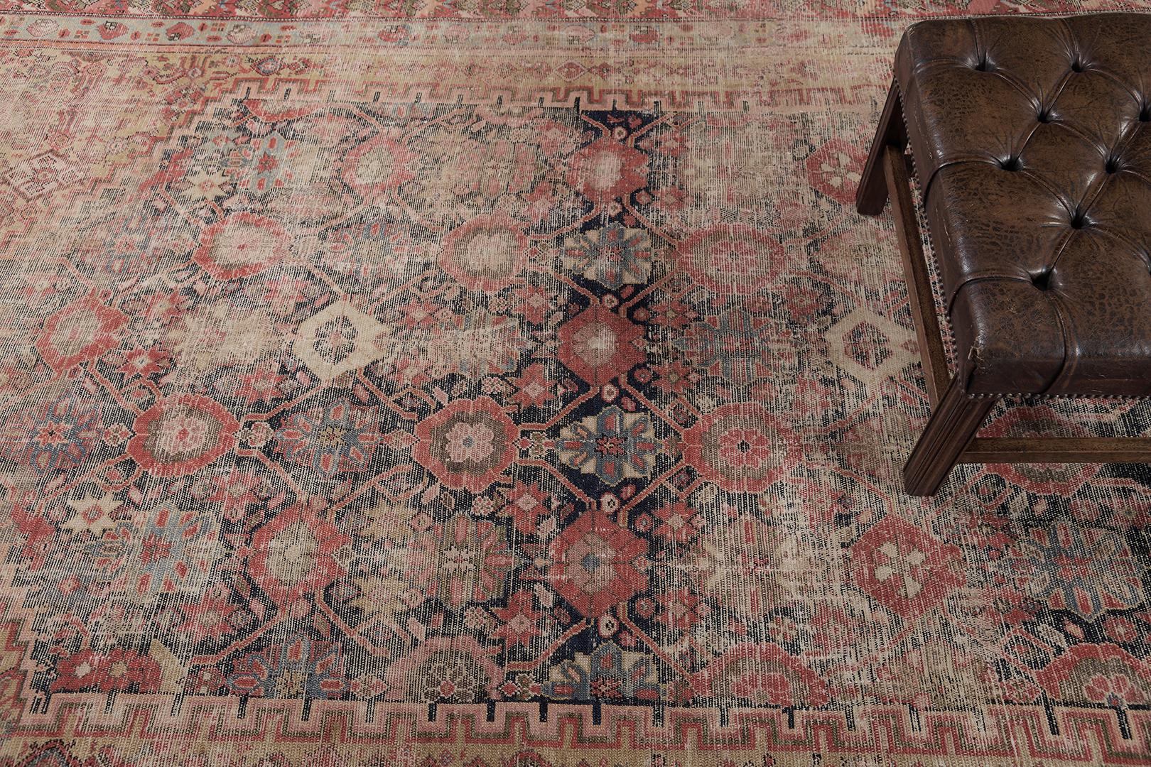 Un tapis persan ancien Malayer fascinant qui semble avoir un sens grandiose de la collaboration qui se complète pour former un majestueux motif botanique. Rendu dans un étonnant jeu de couleurs chaudes, ce tapis exquis raconte une histoire à partir