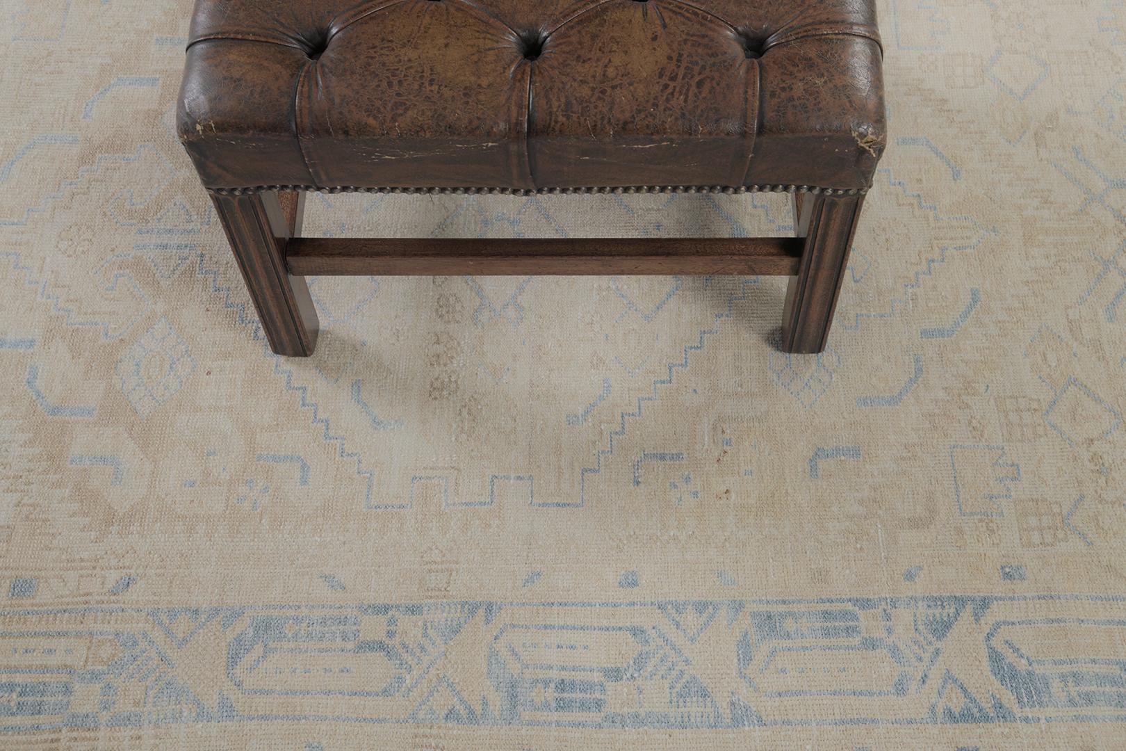 Ce majestueux tapis persan Malayer est fabriqué à la main en laine fine et présente des motifs et des éléments géométriques neutres et bleu céruléen dans un champ caramel clair. Avec son motif impressionnant, il est facile de tomber amoureux et de