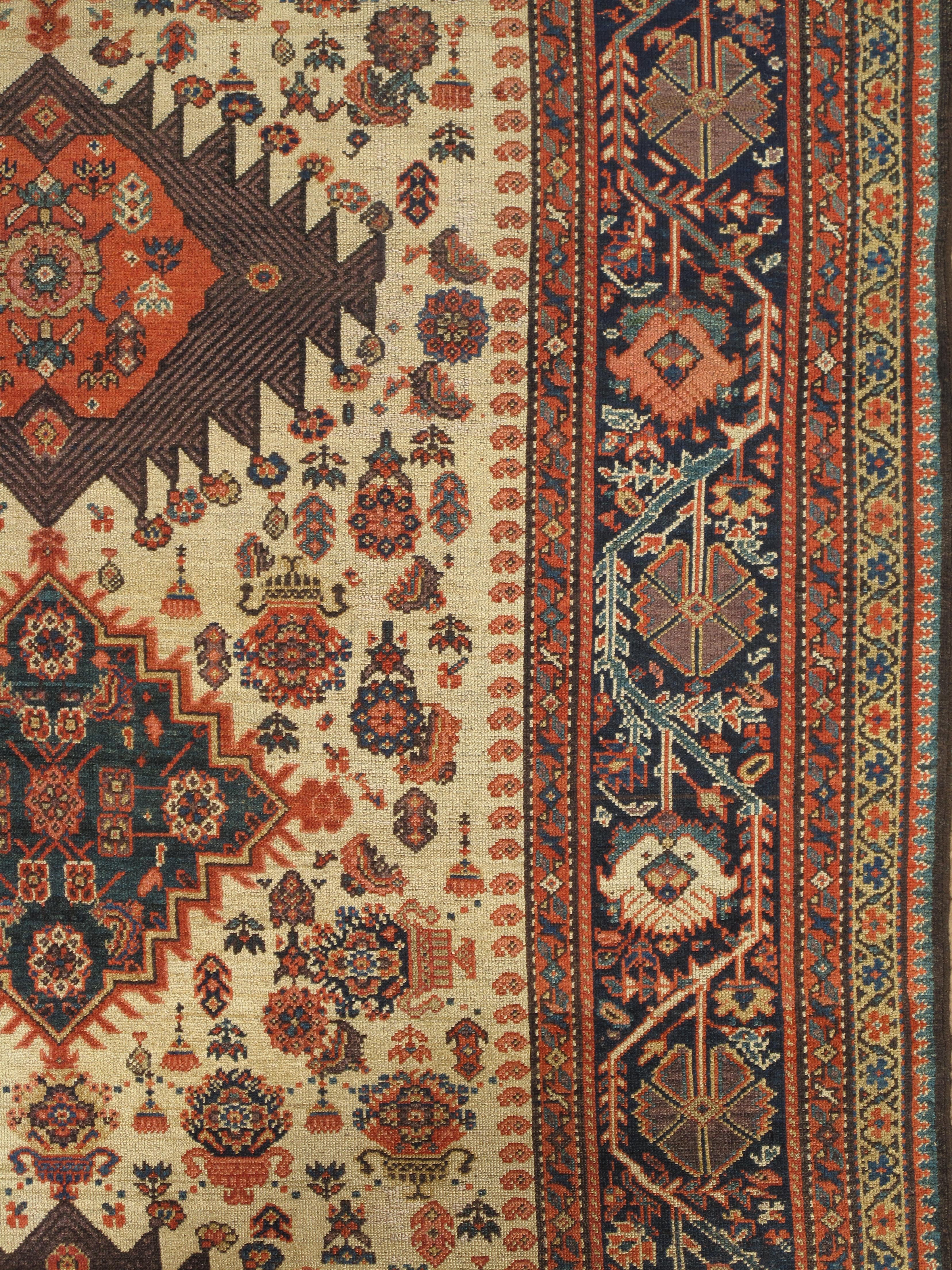 Antiker Persischer Malayer Teppich, Geometrisches Design, Elfenbein, Grün, Marine CIRCA 1890 (Handgeknüpft) im Angebot