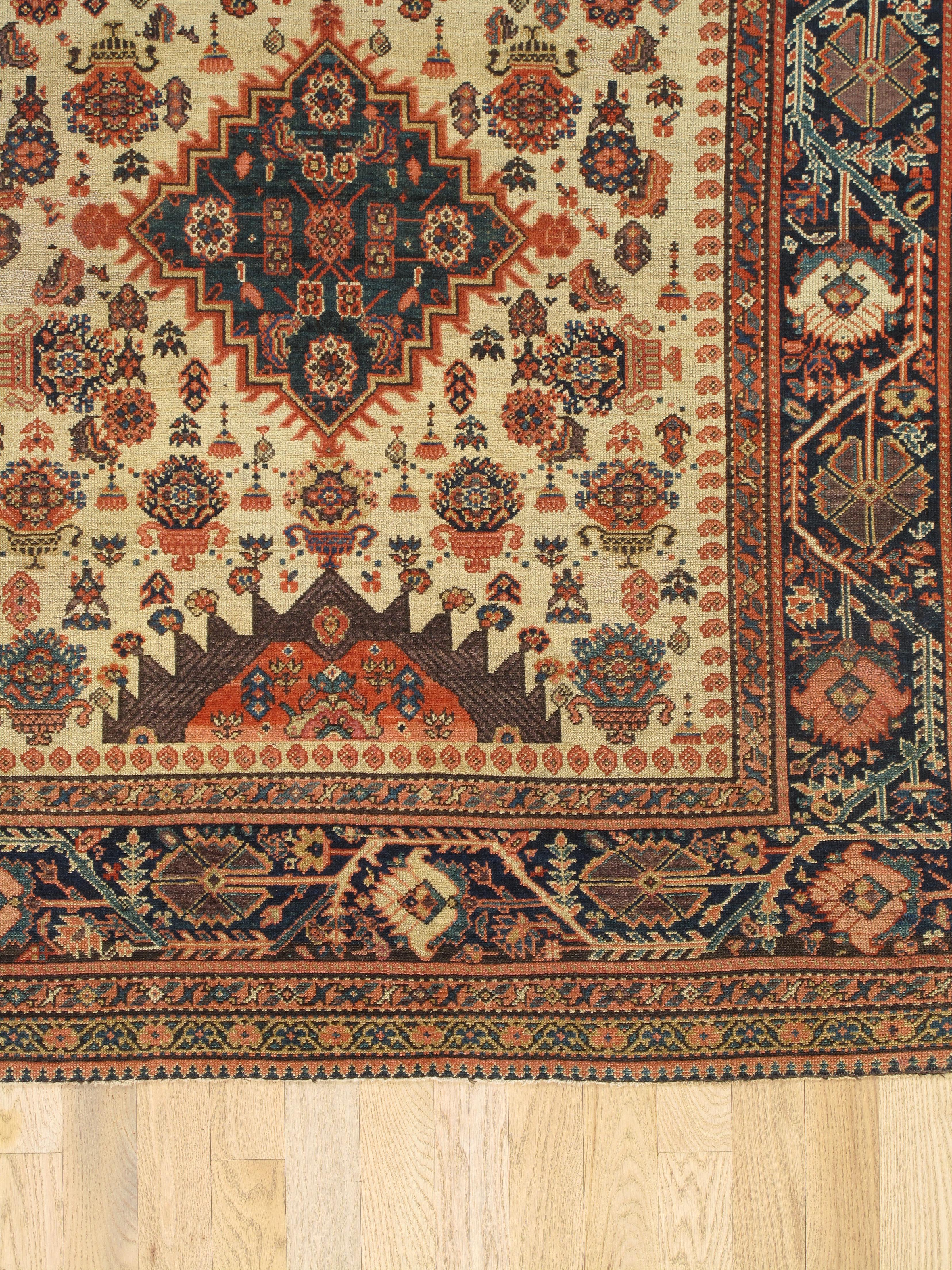 Antiker Persischer Malayer Teppich, Geometrisches Design, Elfenbein, Grün, Marine CIRCA 1890 im Zustand „Gut“ im Angebot in Port Washington, NY