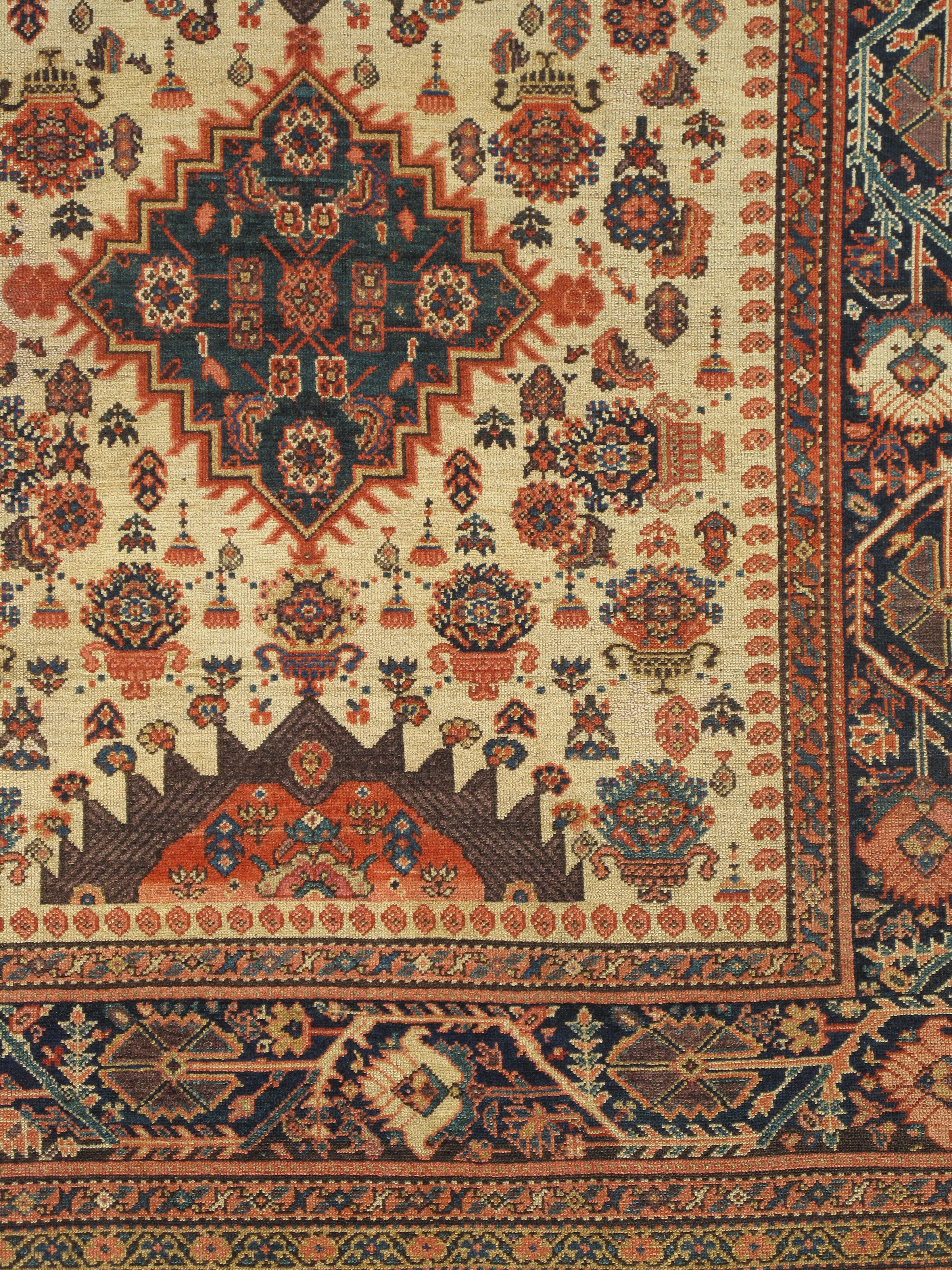 Antiker Persischer Malayer Teppich, Geometrisches Design, Elfenbein, Grün, Marine CIRCA 1890 (19. Jahrhundert) im Angebot