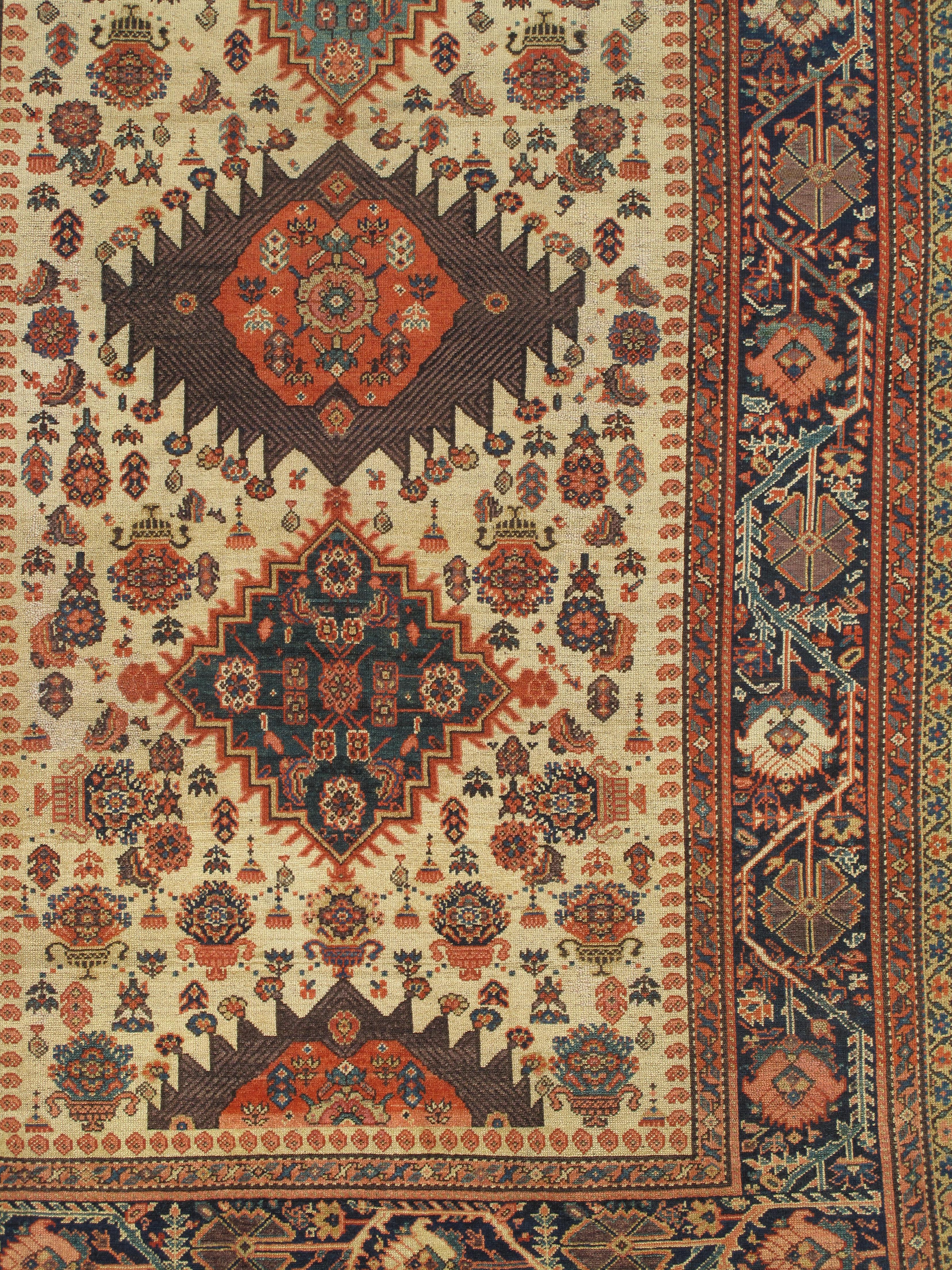 Antiker Persischer Malayer Teppich, Geometrisches Design, Elfenbein, Grün, Marine CIRCA 1890 (Wolle) im Angebot