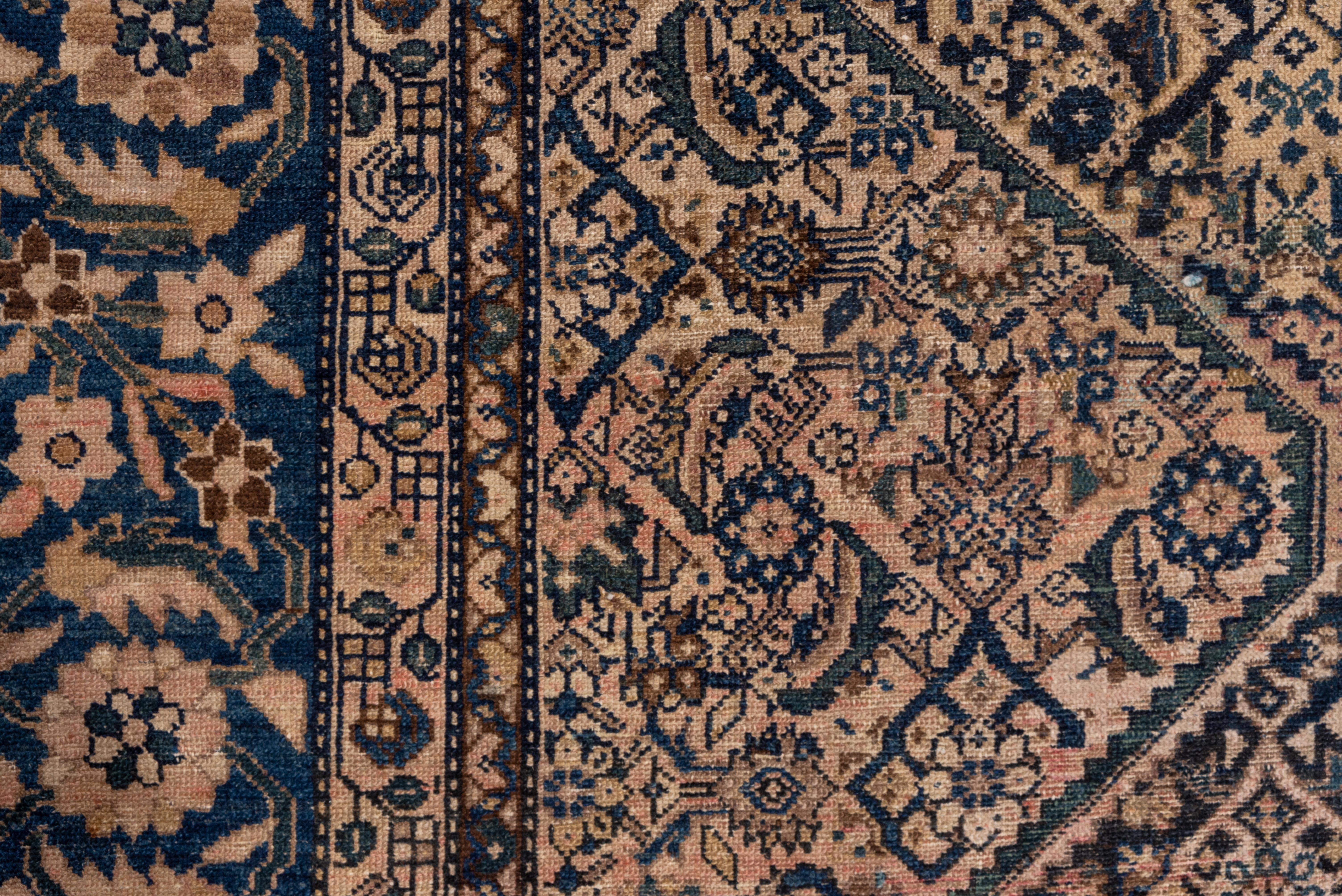 Antiker persischer Malayer-Teppich, Elfenbein und Marinefeld, um 1910 im Zustand „Gut“ im Angebot in New York, NY