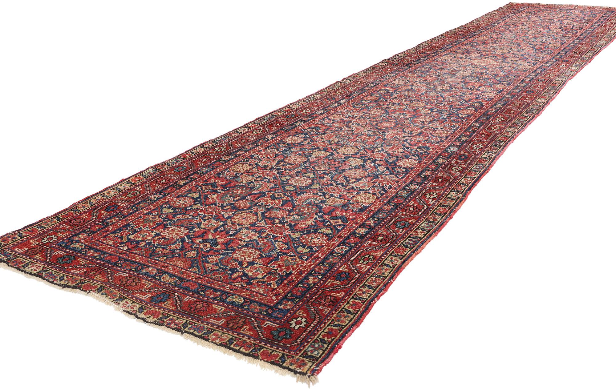 78999 Antiker persischer Malayer-Teppich Läufer, 03'03 x 15'09. Dieser exquisite, handgeknüpfte antike persische Malayer-Läufer aus Wolle zeigt die berühmte Kunstfertigkeit der Malayer-Weber, die verschlungene geometrische Muster mit einer