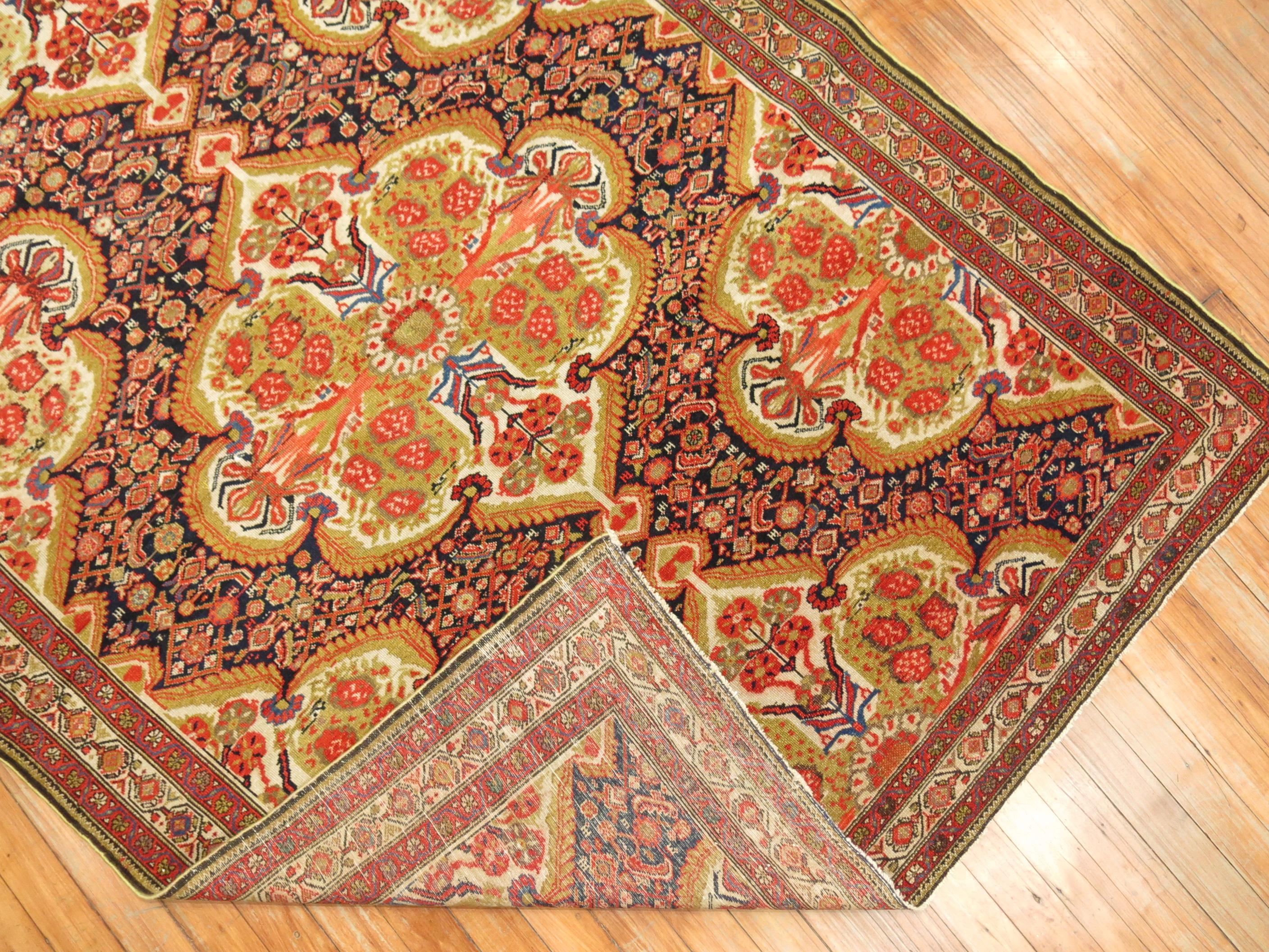 Ein farbenfroher, formal feiner, qualitativ hochwertiger persischer Malayer-Teppich für Kenner. Teppiche dieser Qualität können auch als großartige Wanddekoration verwendet werden.