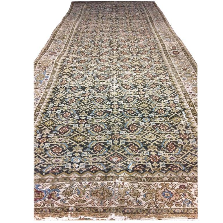 Tapis persan ancien Malayer Corridor, 7'1 x 17'11. Le tapis est en très bon état, avec un poil ras qui ajoute la patine si particulière aux tapis anciens et vintage. Le fond central bleu profond est rempli de motifs floraux dans les tons verts et