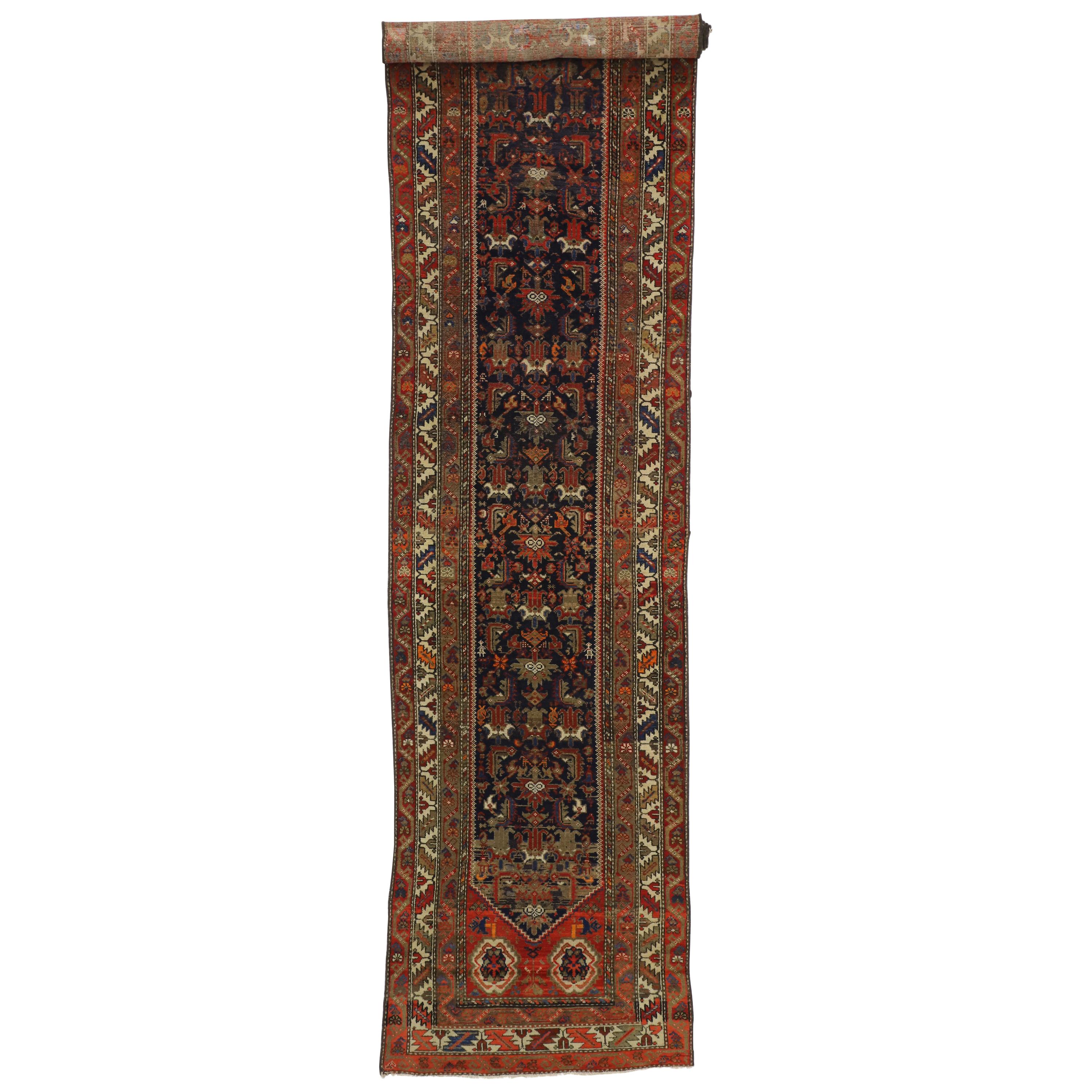 Tapis de couloir persan ancien Malayer extra long avec style Tudor Manor House