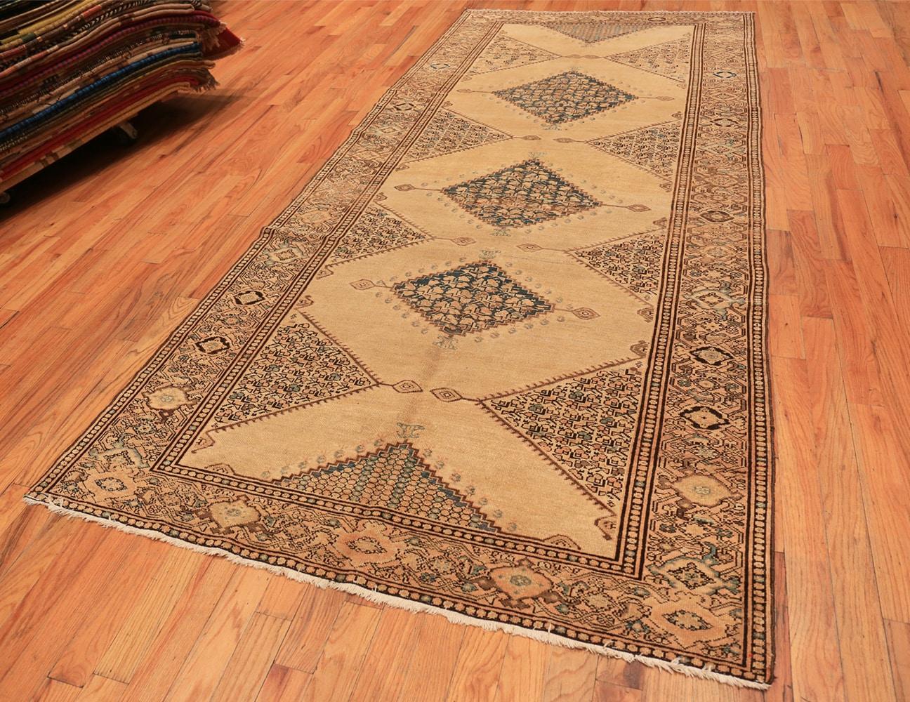 Antique Persian Malayer Carpet. 5 ft 4 in x 11 ft 10 in In Good Condition For Sale In New York, NY