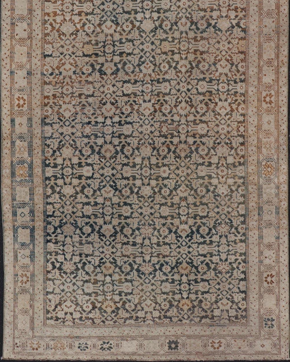 Antiker persischer Malayer-Galerie-Teppich mit detailliertem geometrischem Muster  5' x 12'1 im Angebot 3